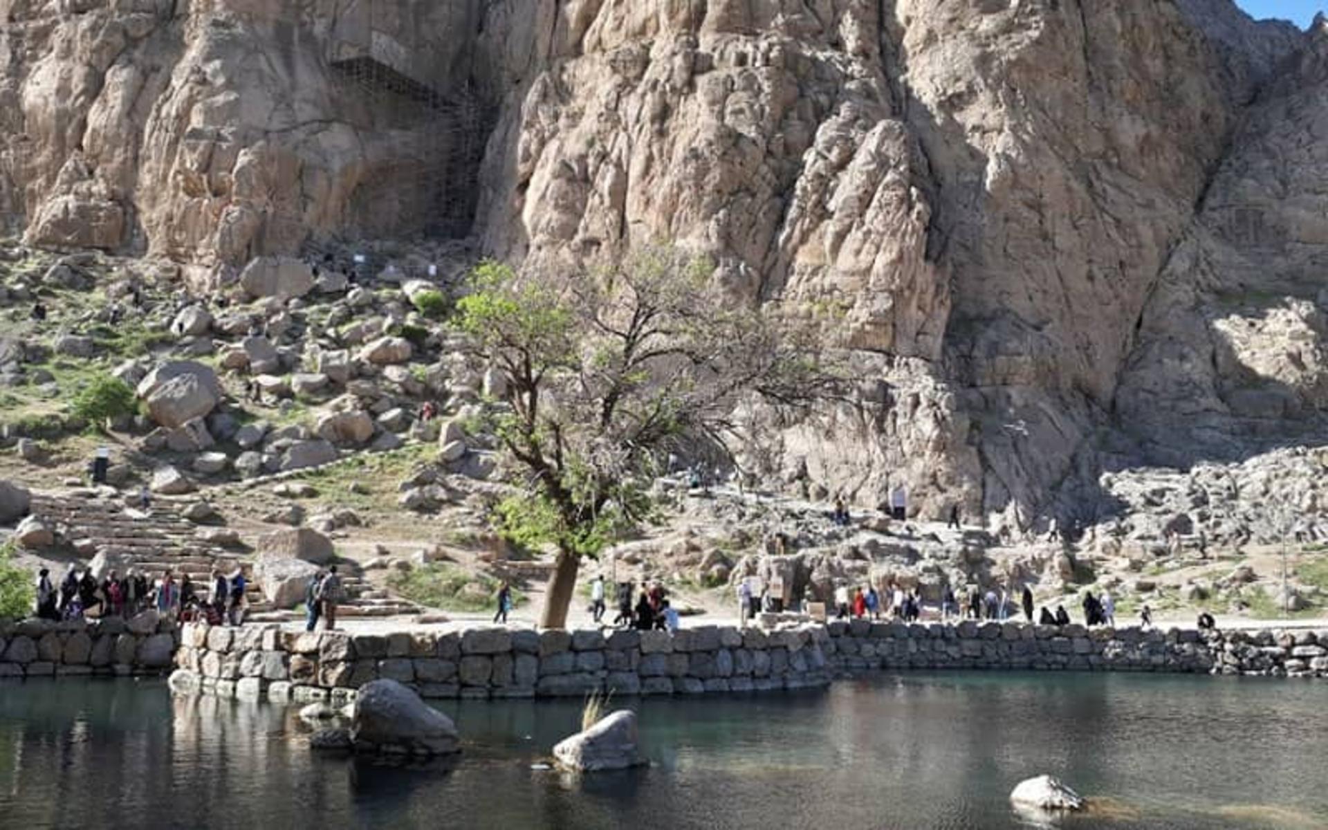 حضور گردشگران در سراب بیستون
