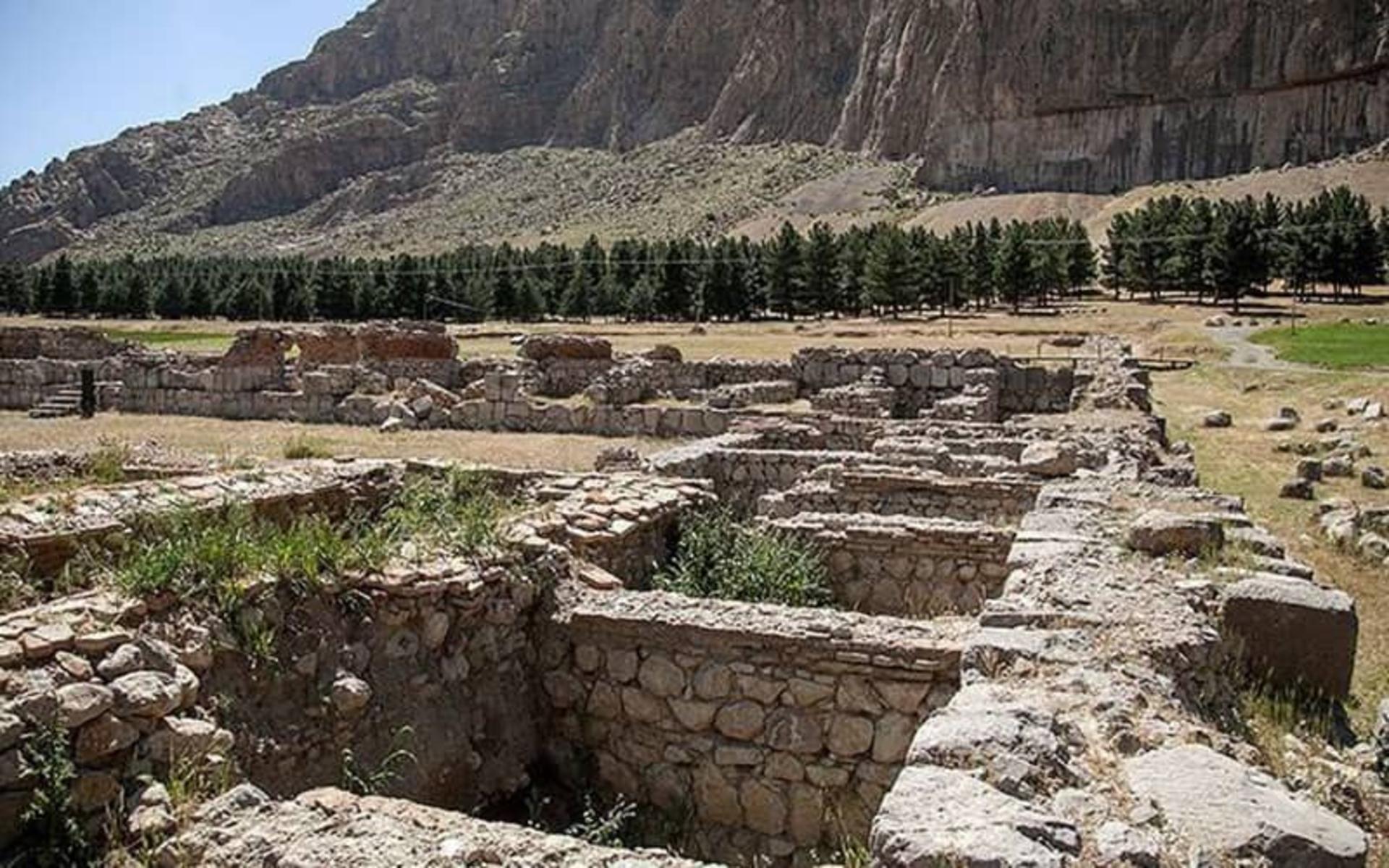 پایه های به جا مانده از کاروانسرای ایلخانی