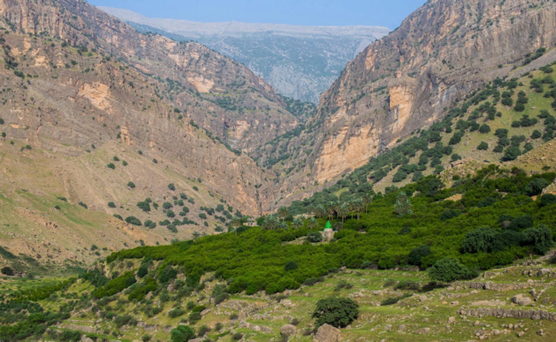 امام زاده روستای شوی در دامنه کوه