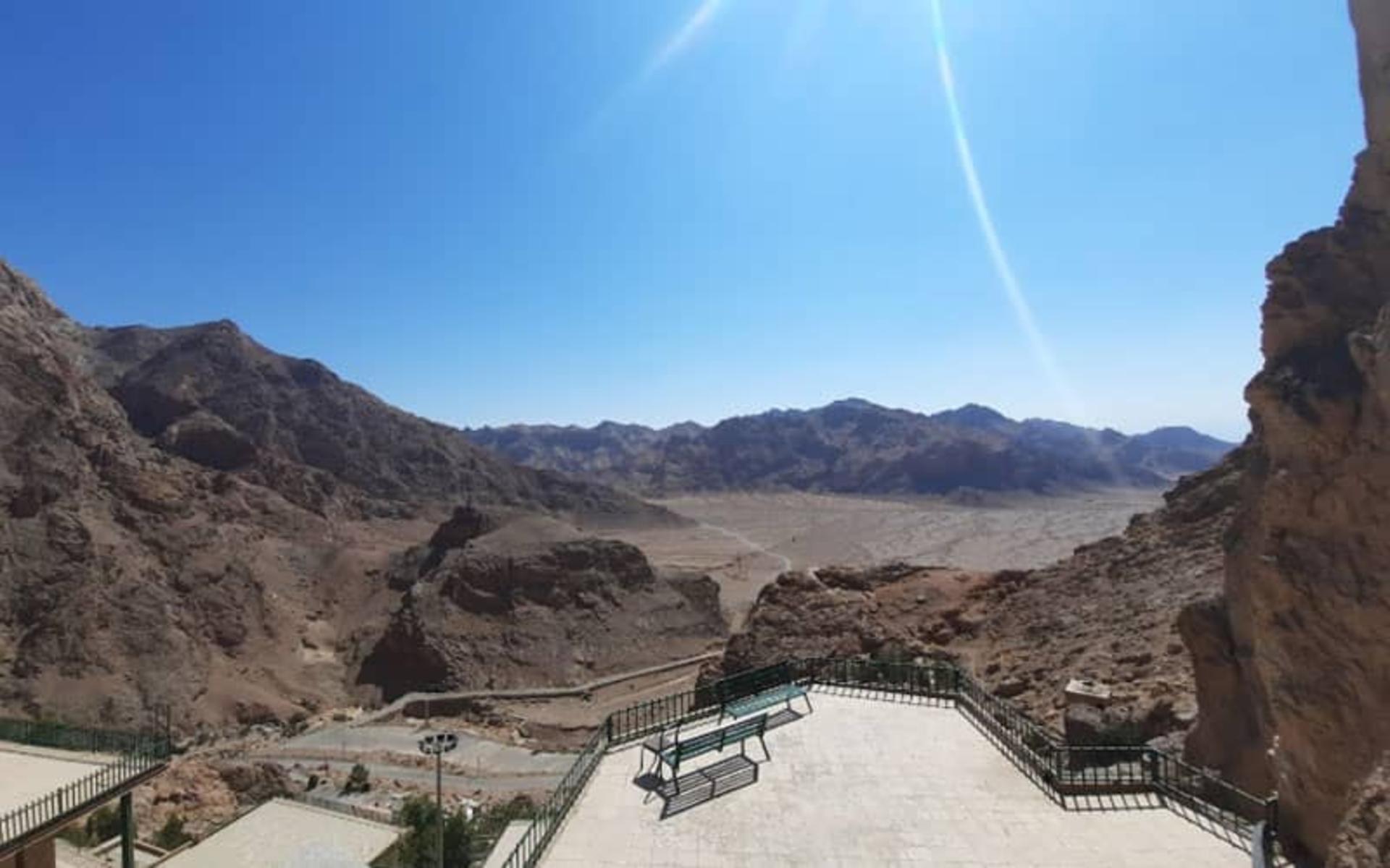 نمای اطراف آتشکده چک چک