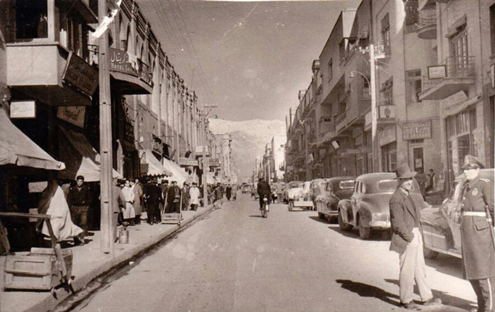 نمایی از خیابان لاله‌زار، دهه ۱۳۲۰