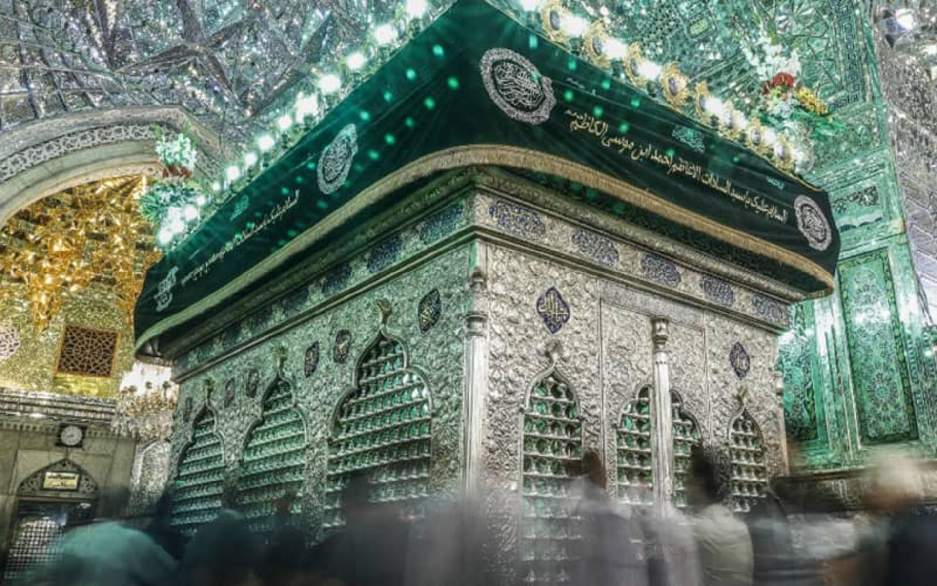 زائران مشغول زیارت در ضریح حرم حضرت شاهچراغ (ع)