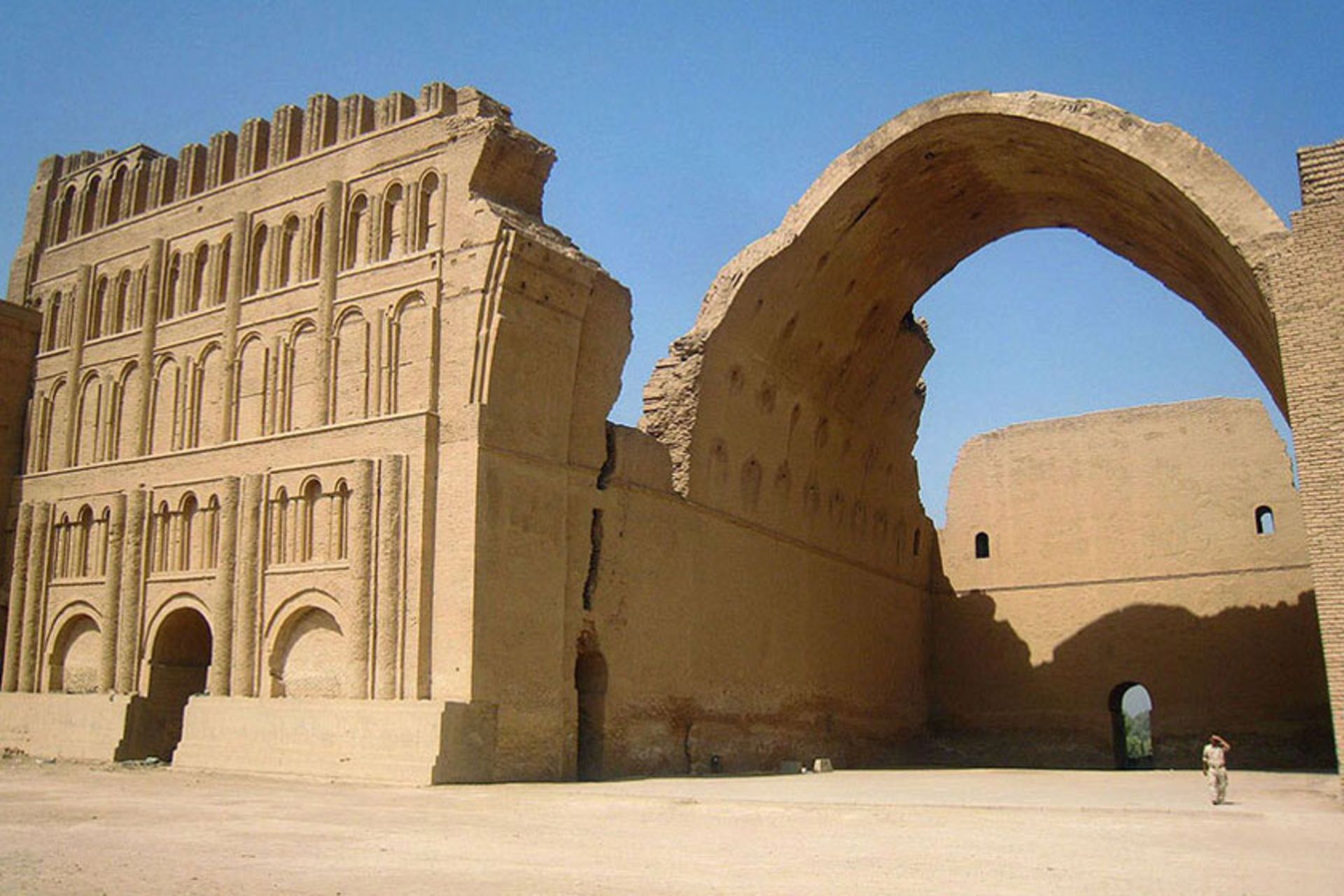 فروریختن بخشی از طاق کسری 