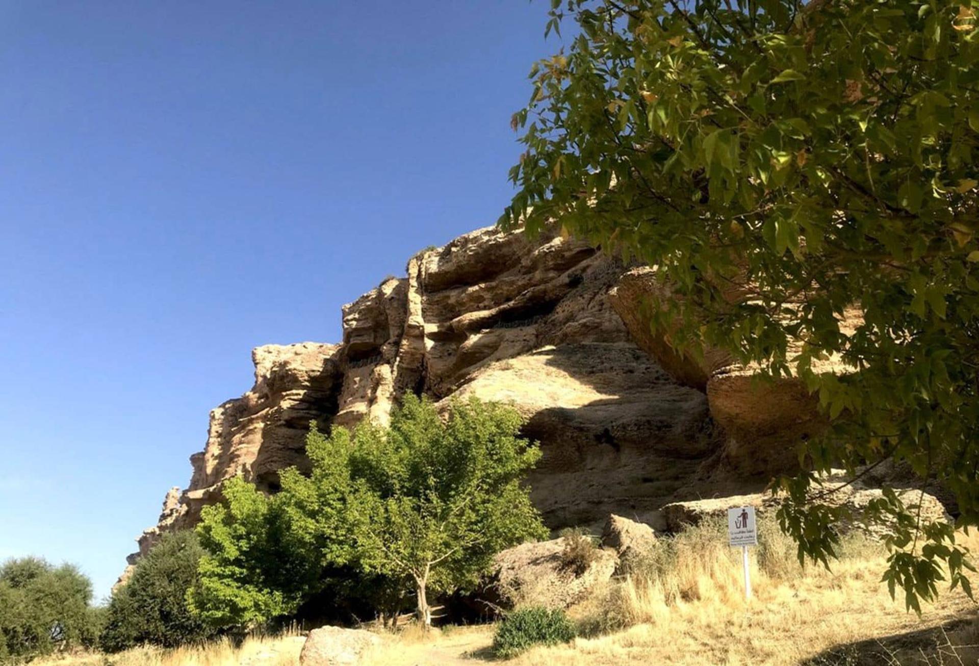 نمای غار کرفتو از پایین