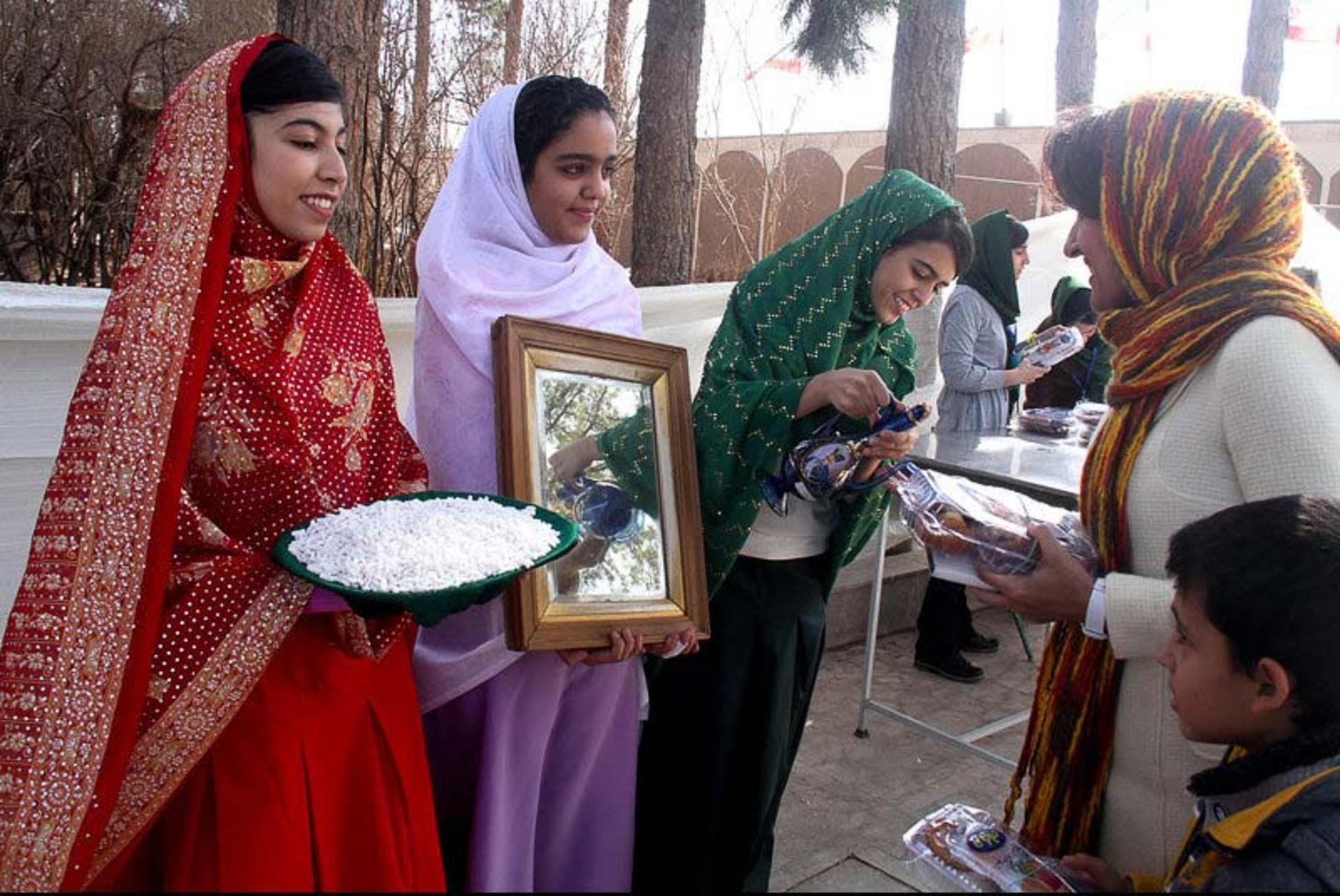 دختران کرمانی با لباس های سنتی و سفید در جشن سده