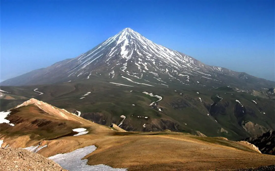 نمایی از کوه دماوند پوشیده از برف