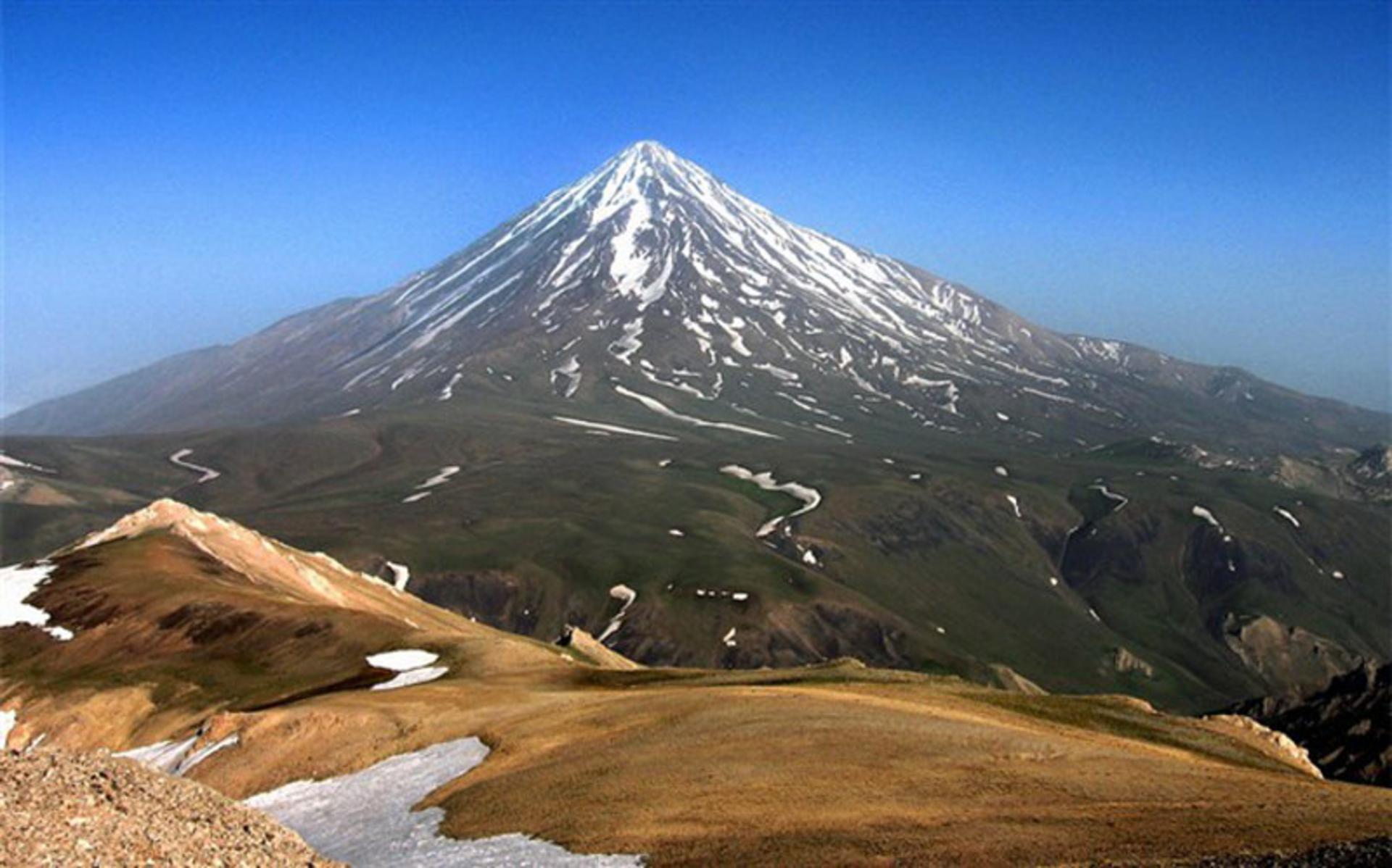 نمایی از کوه دماوند پوشیده از برف