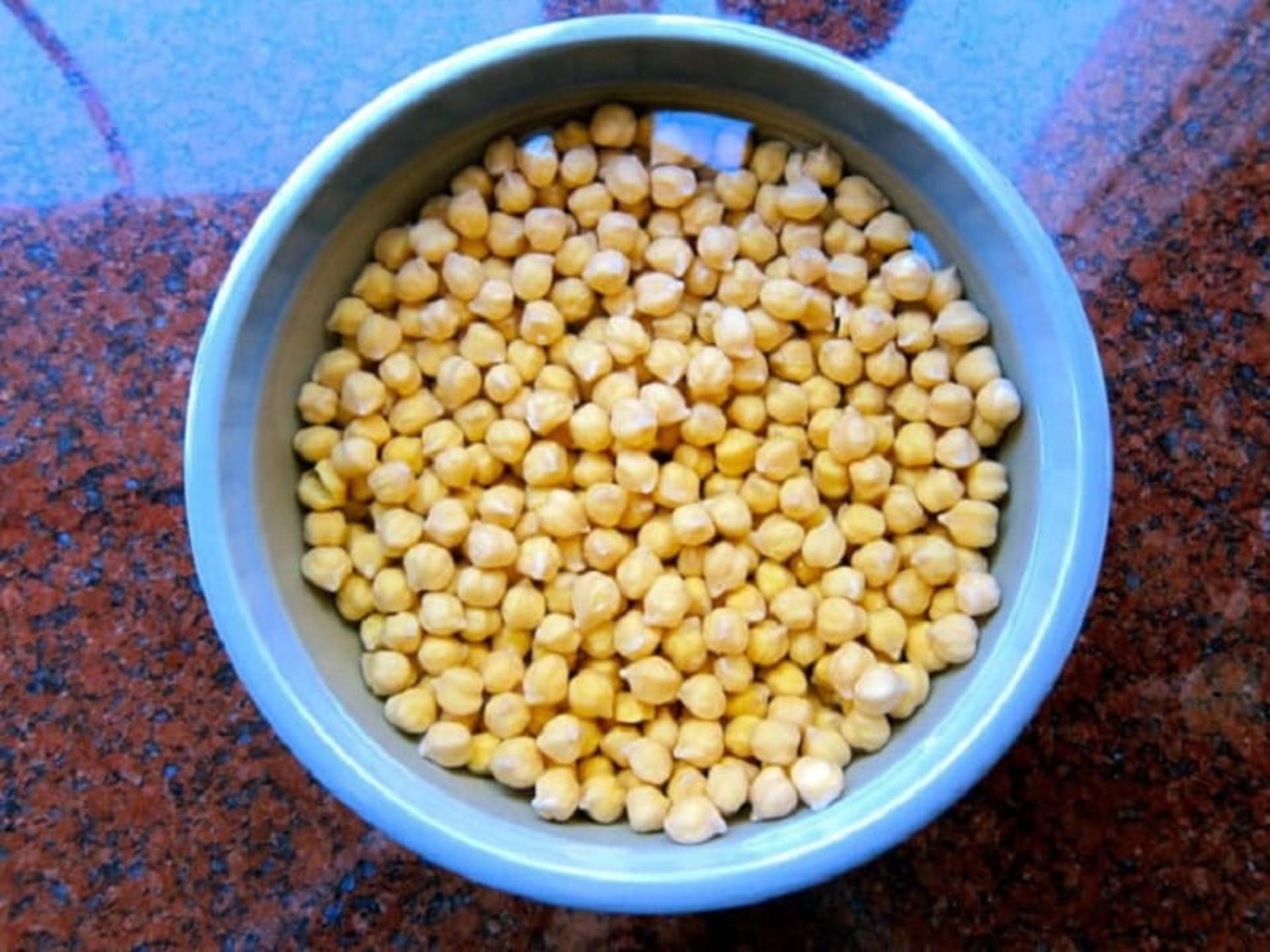 خیس کردن نخود در آب