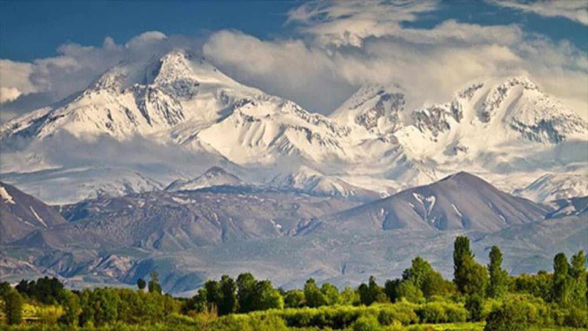 نمایی از کوه سبلان پوشیده از برف