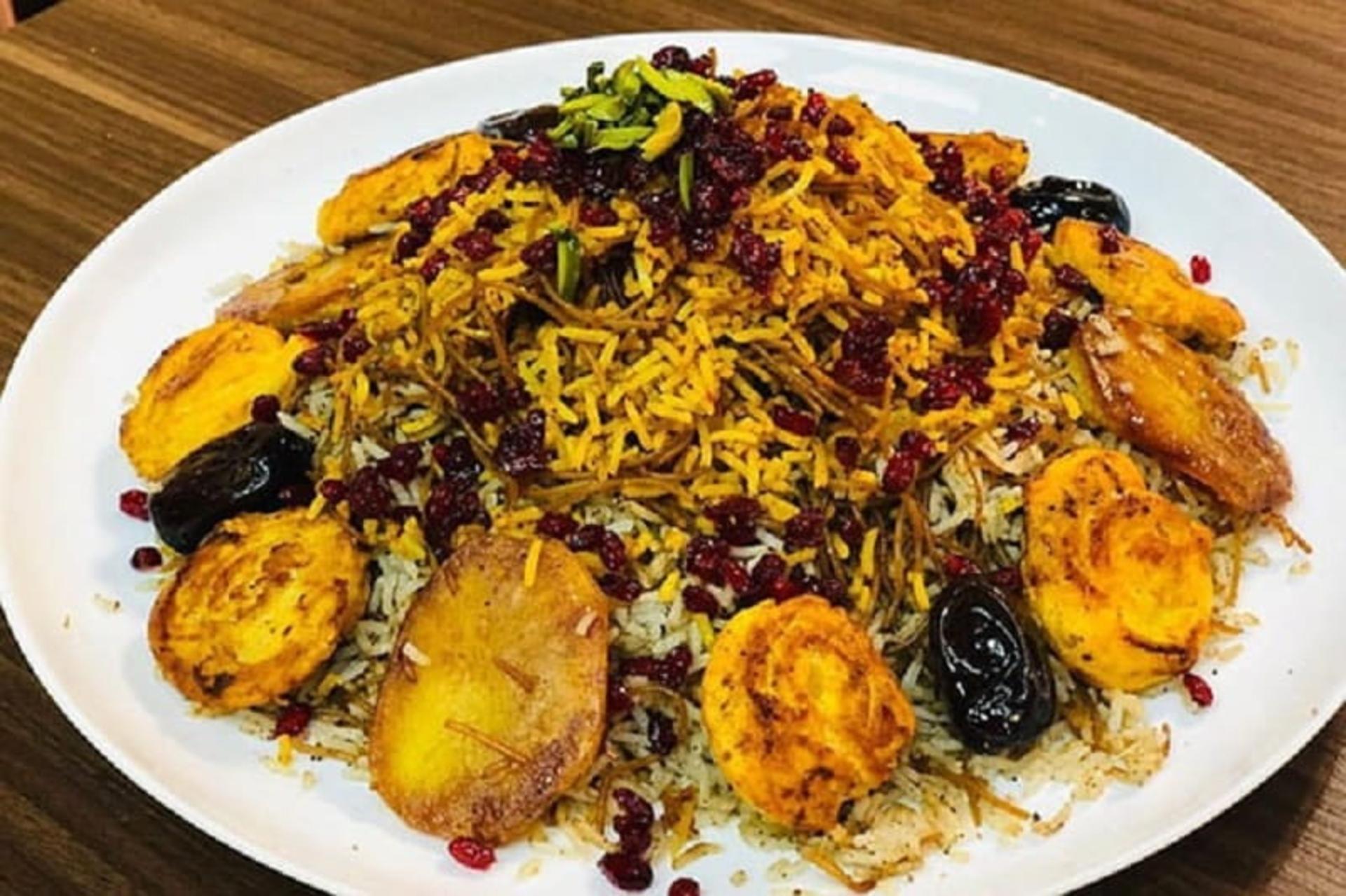 سرو رشته پلو با کشمش و خرما