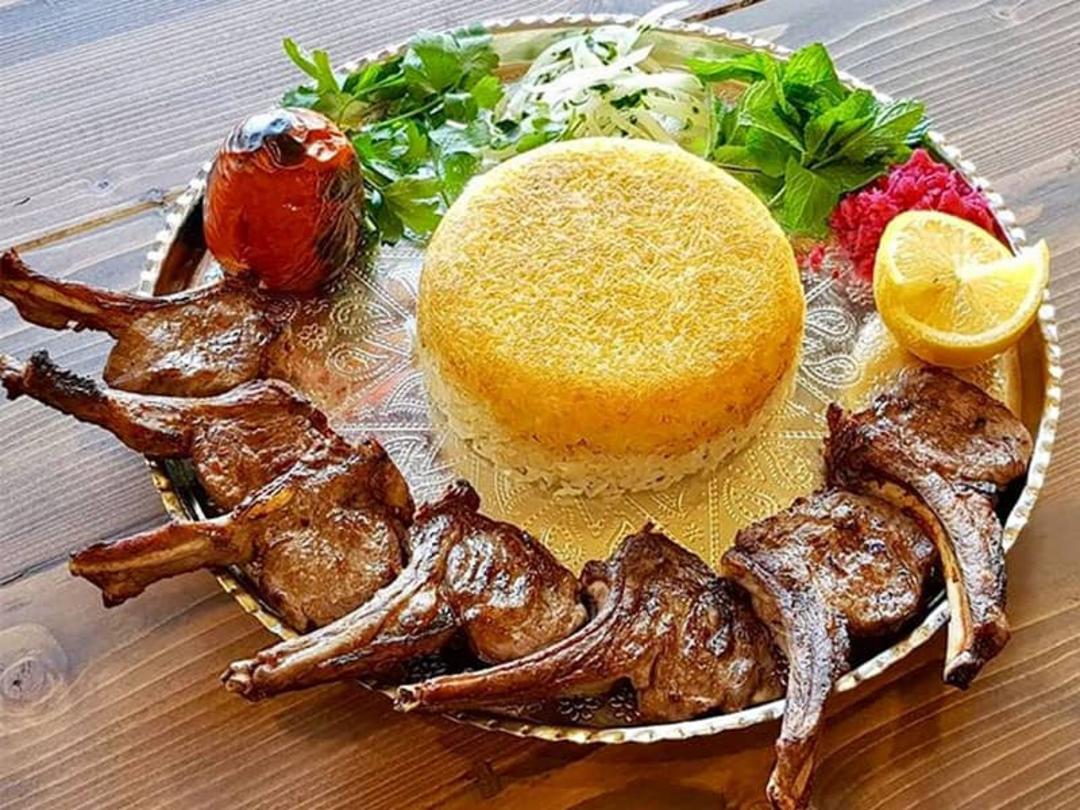 یک دیس شیشلیک با برنج و گوجه