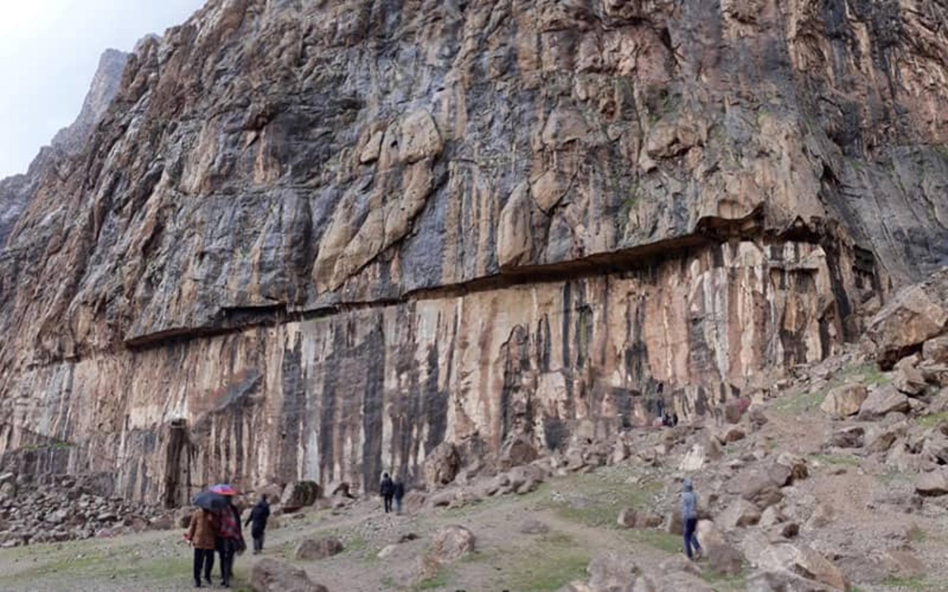 گردشگران در حال بازدید از فرهاد تراش
