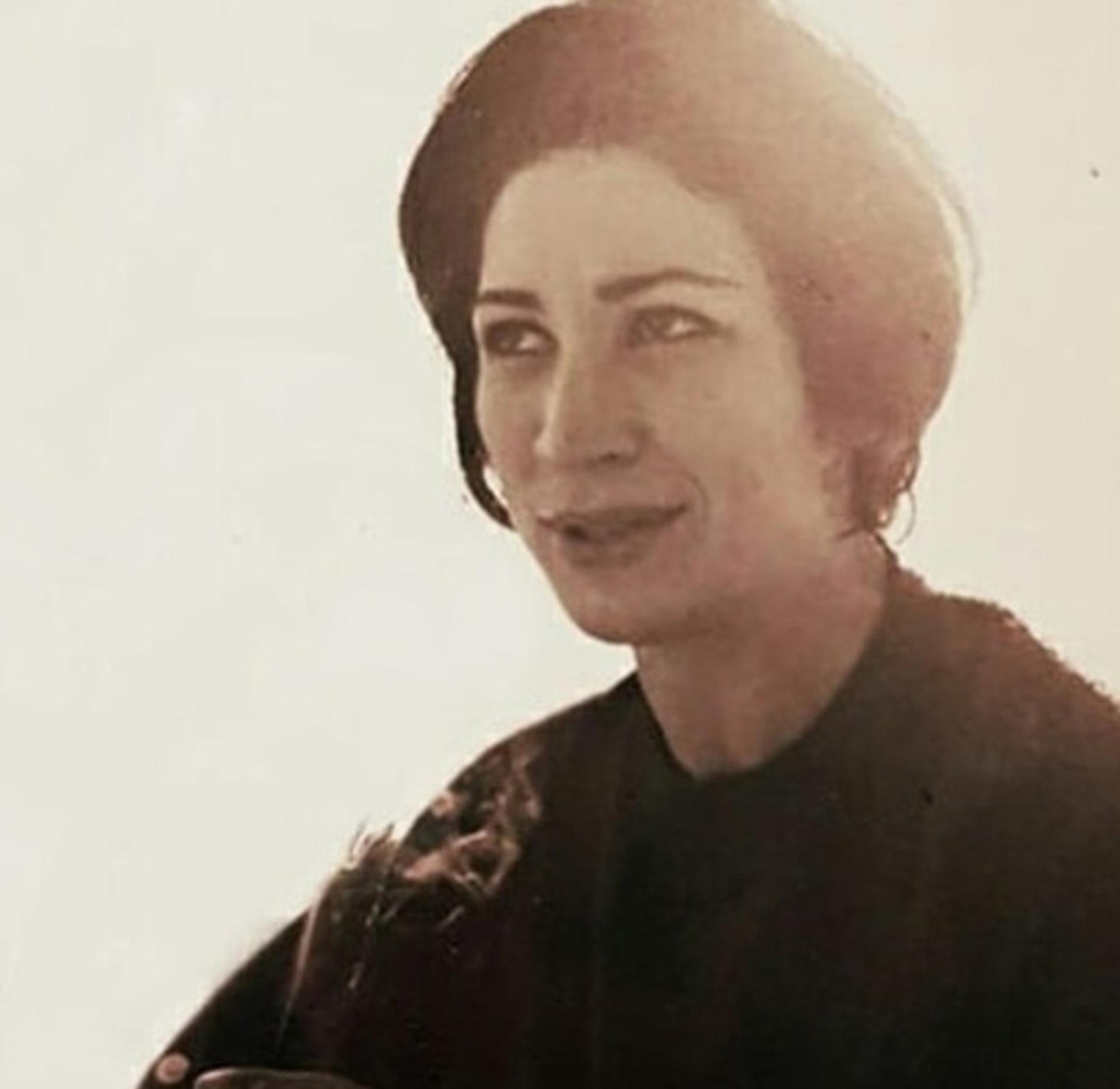 نیم رخ خندان فروغ فرخزاد