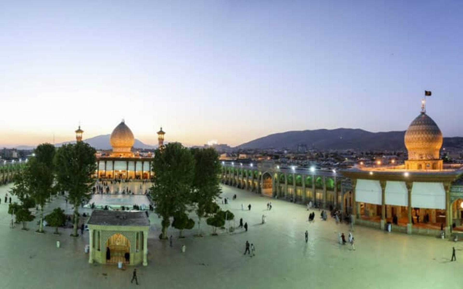 حرم حضرت شاهچراغ (ع) در کنار آرامگاه برادرشان