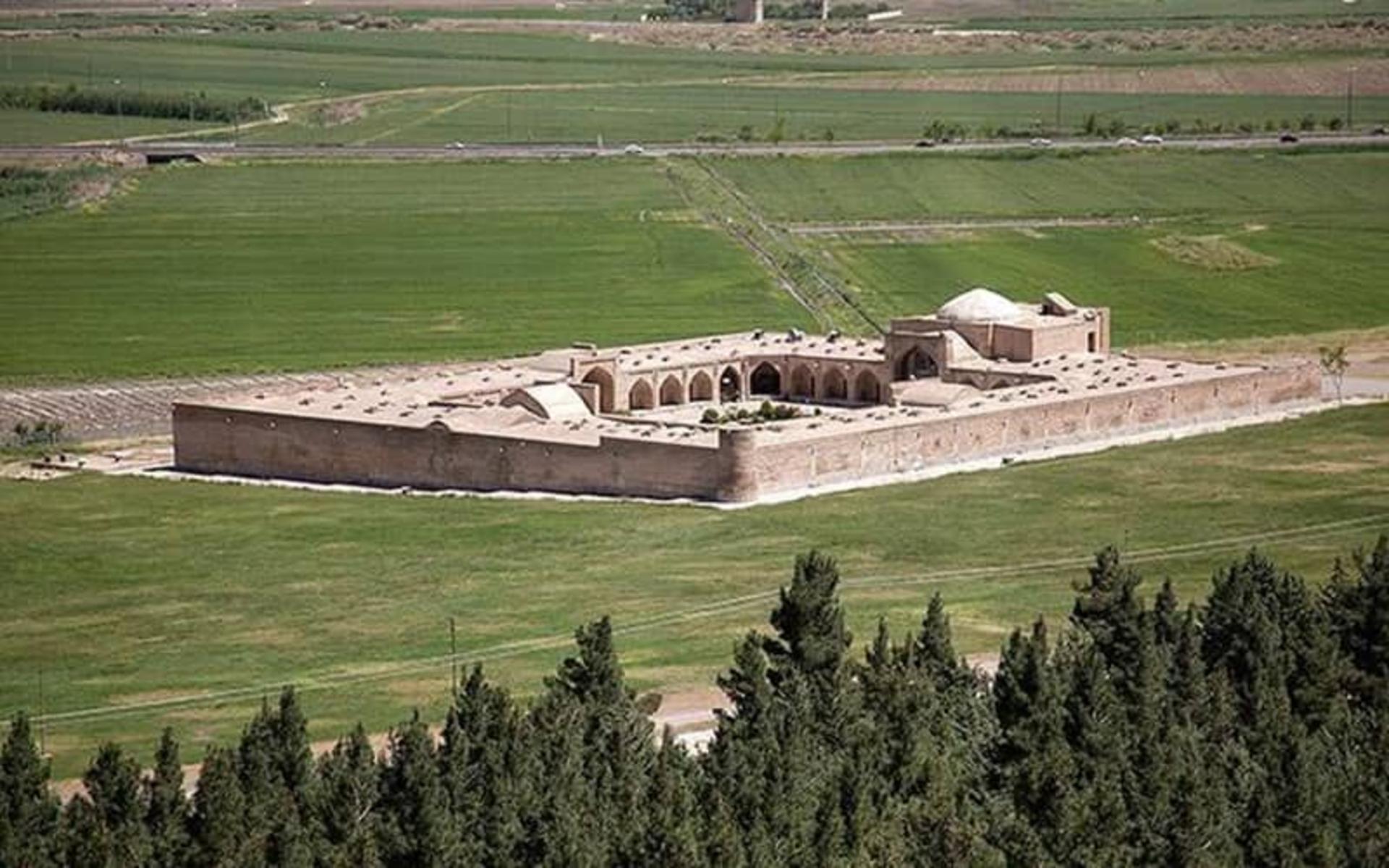 عکس کاروانسرای شاه عباسی بیستون