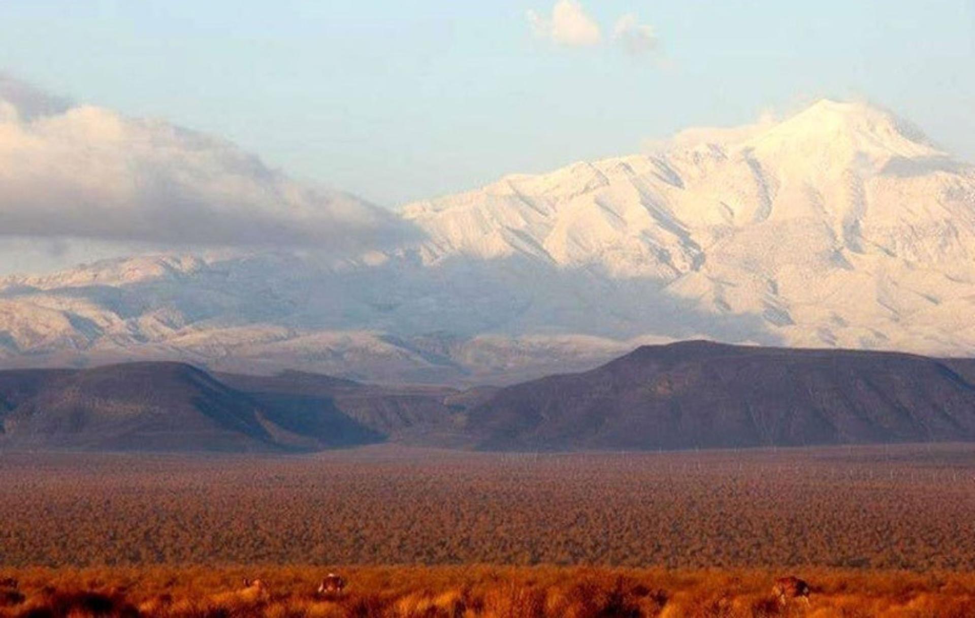 نمایی از کوه بزمان از بیابان مقابل آن