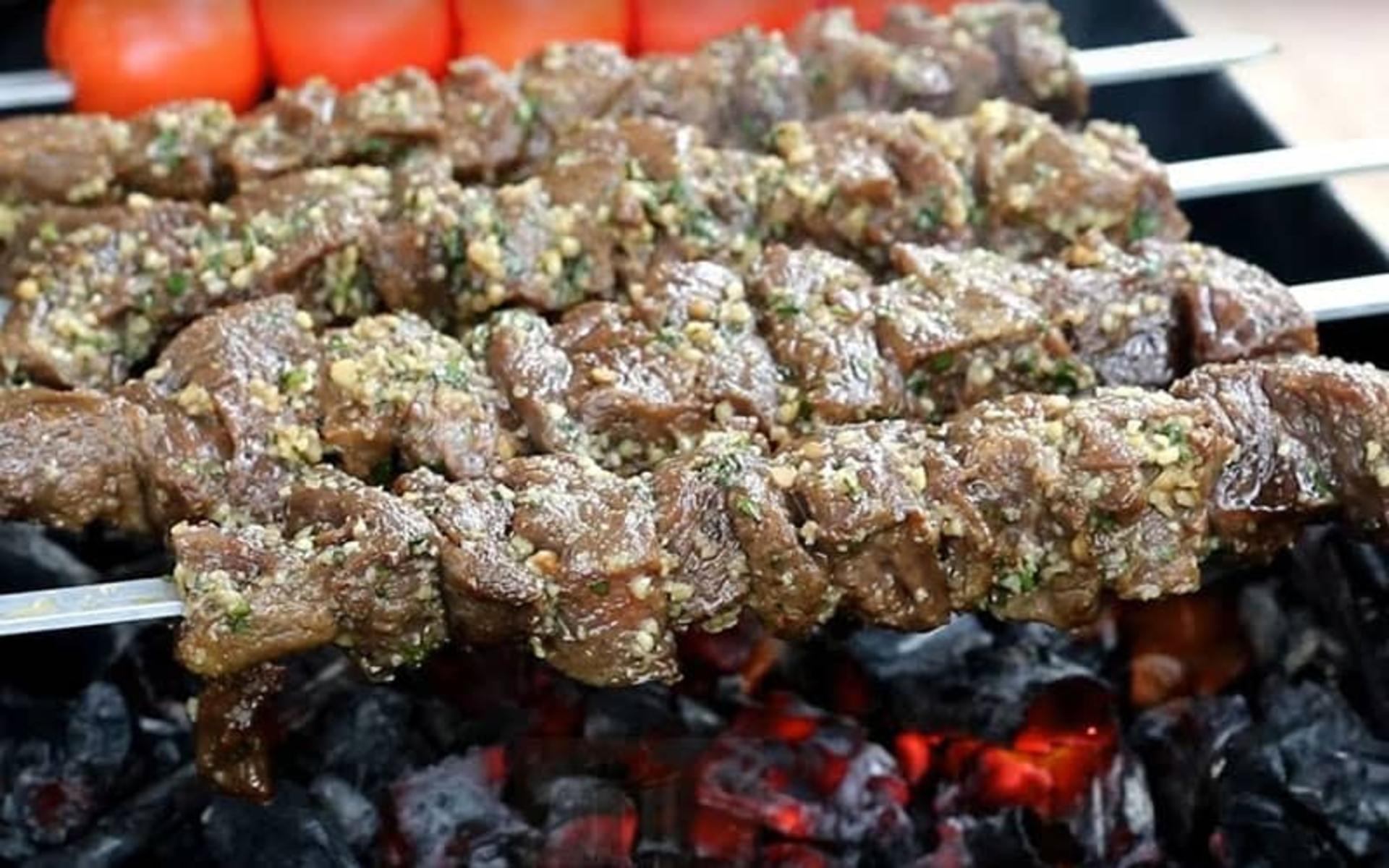 کباب کردن کباب ترش روی زغال