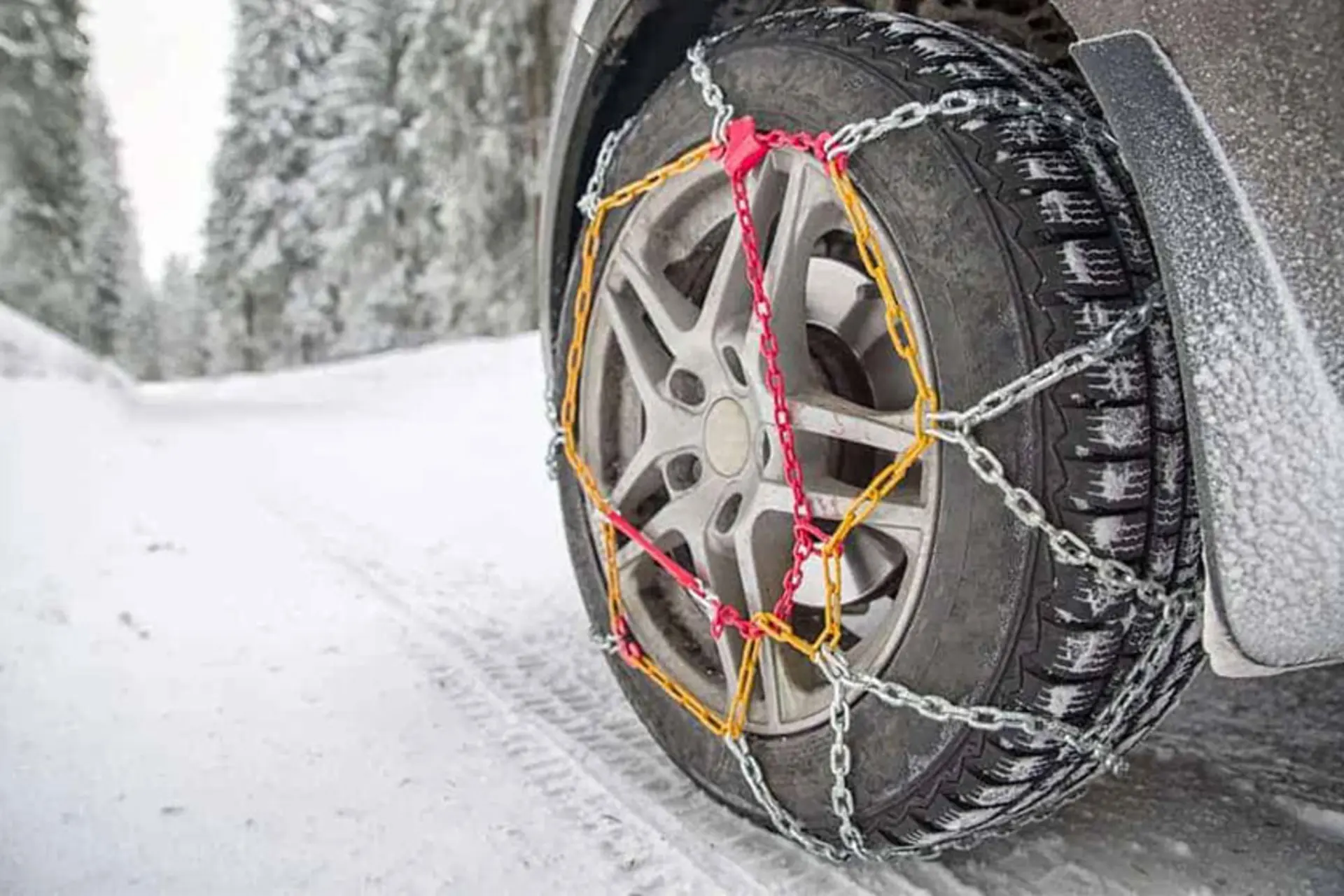 بستن زنجیر چرخ در برف