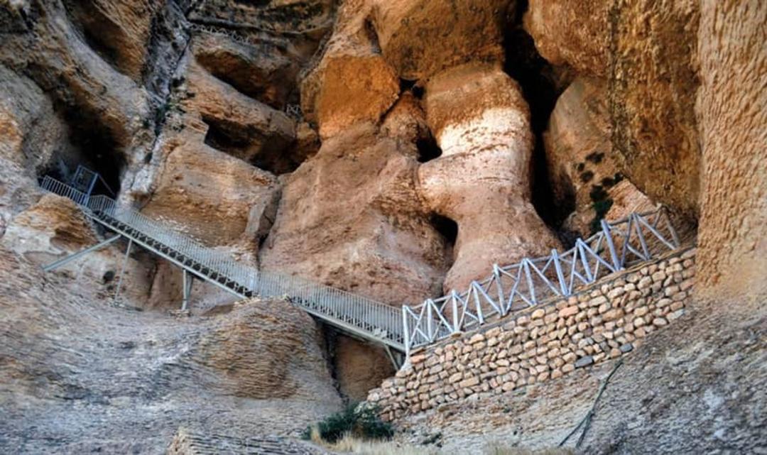 پلکان ورودی غار کرفتو