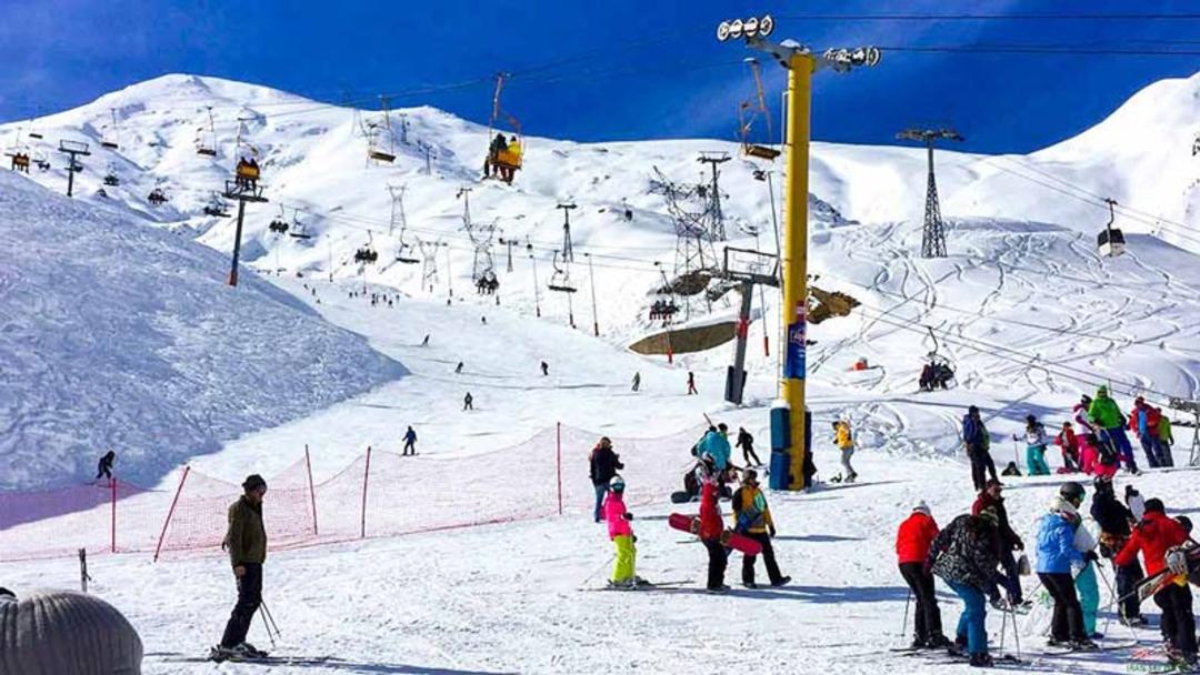 اسکی بازان در حال اسکی کردن در پیست دربندسر