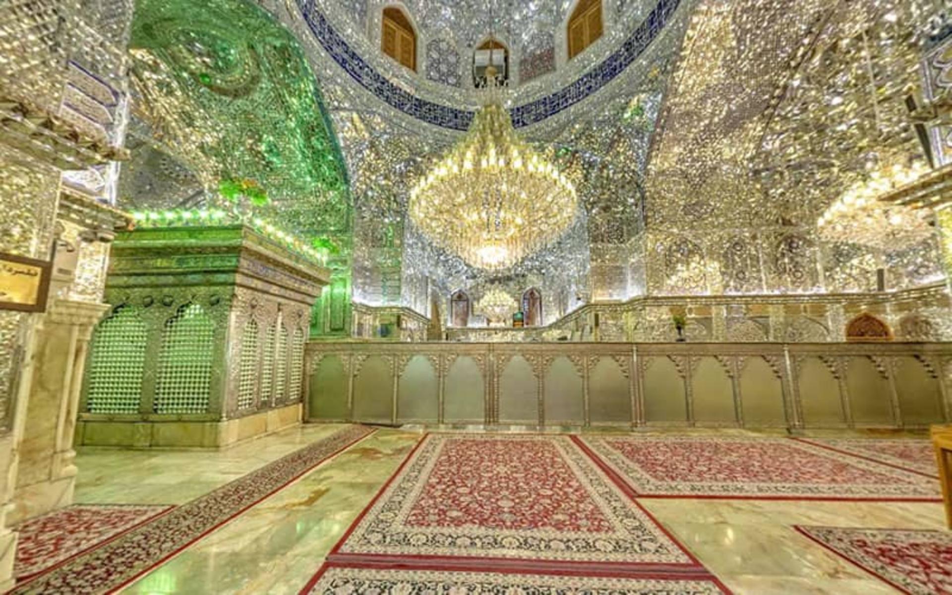 محیط داخلی حرم حضرت شاهچراغ (ع)