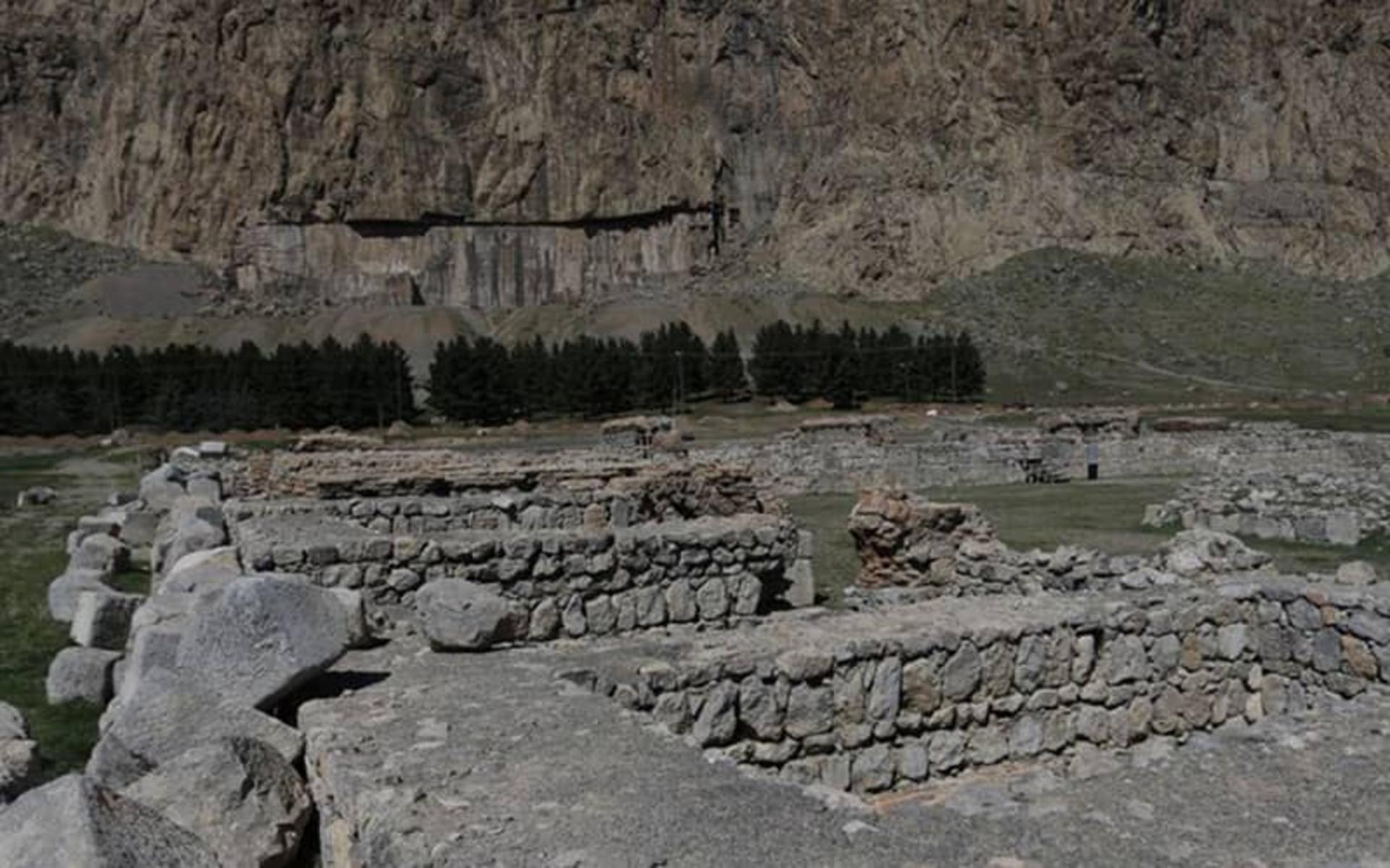 کاروانسرای ایلخانی در نزدیکی کوه بیستون