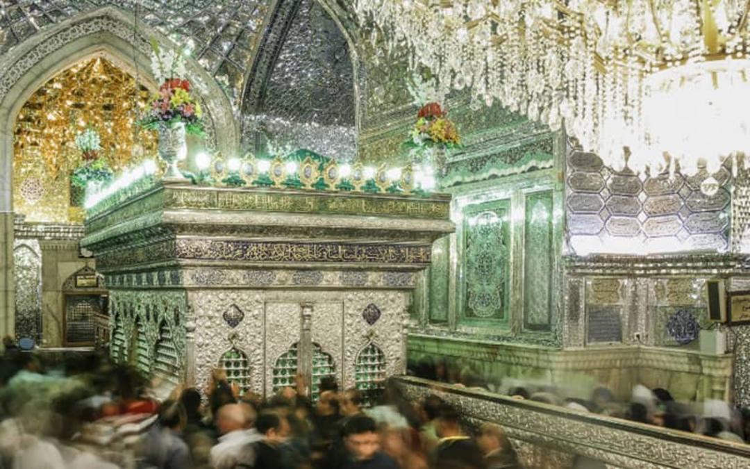 زائران در حال زیارت حرم حضرت شاهچراغ (ع)