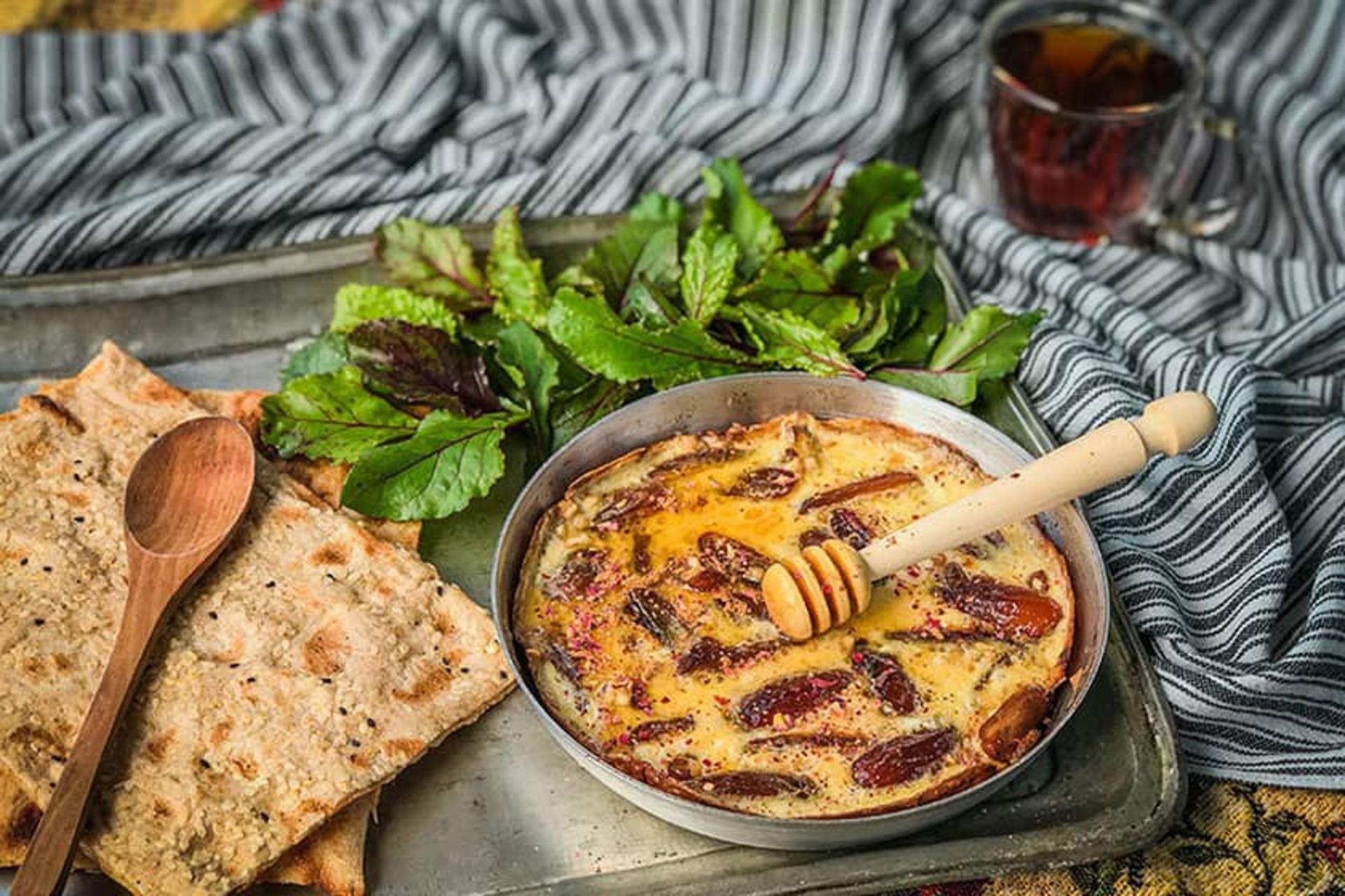 یک تابه قیساوا با نان و سبزی و چای