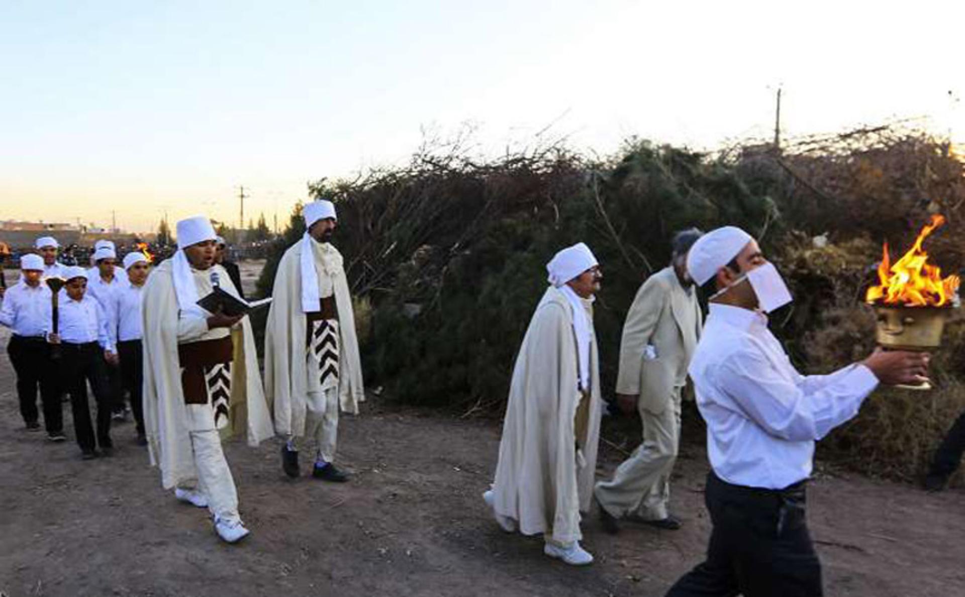 موبدان زرتشتی در حال آماده شدن برای جشن سده در کرمان