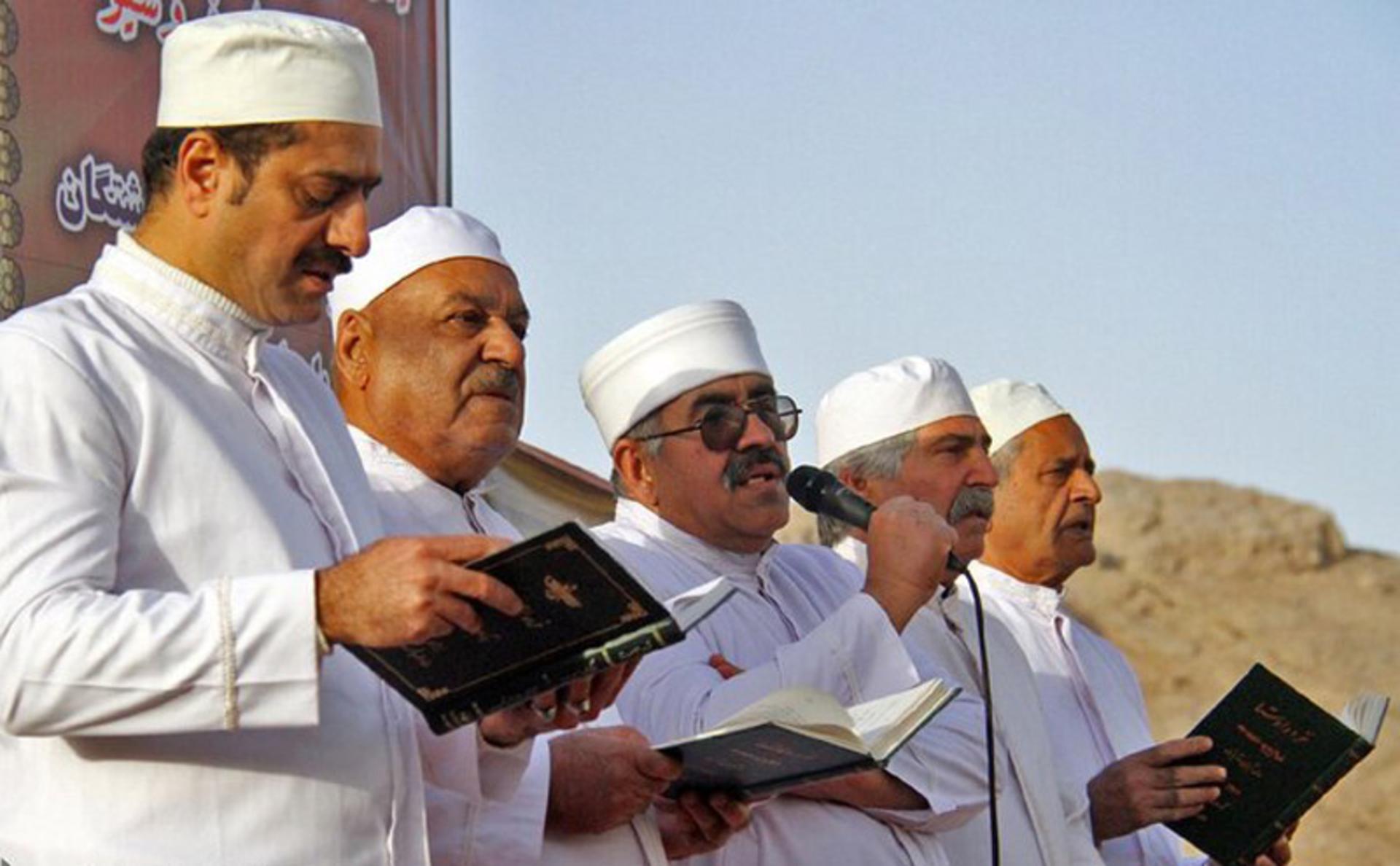 موبدان زرتشتی یزد در حال خواندن دعا و گات در جشن سده
