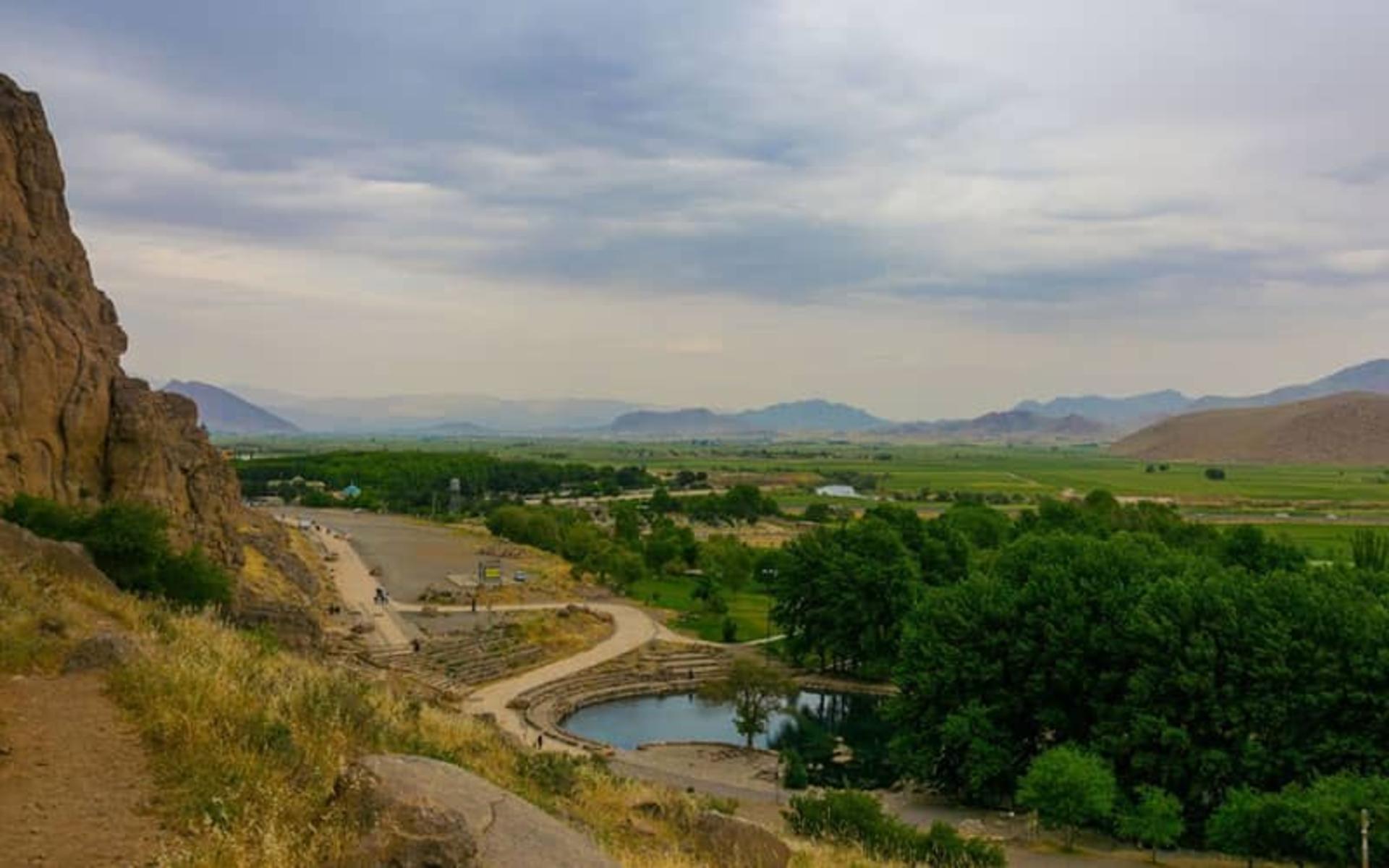 سراب بیستون روبروی کوه بیستون