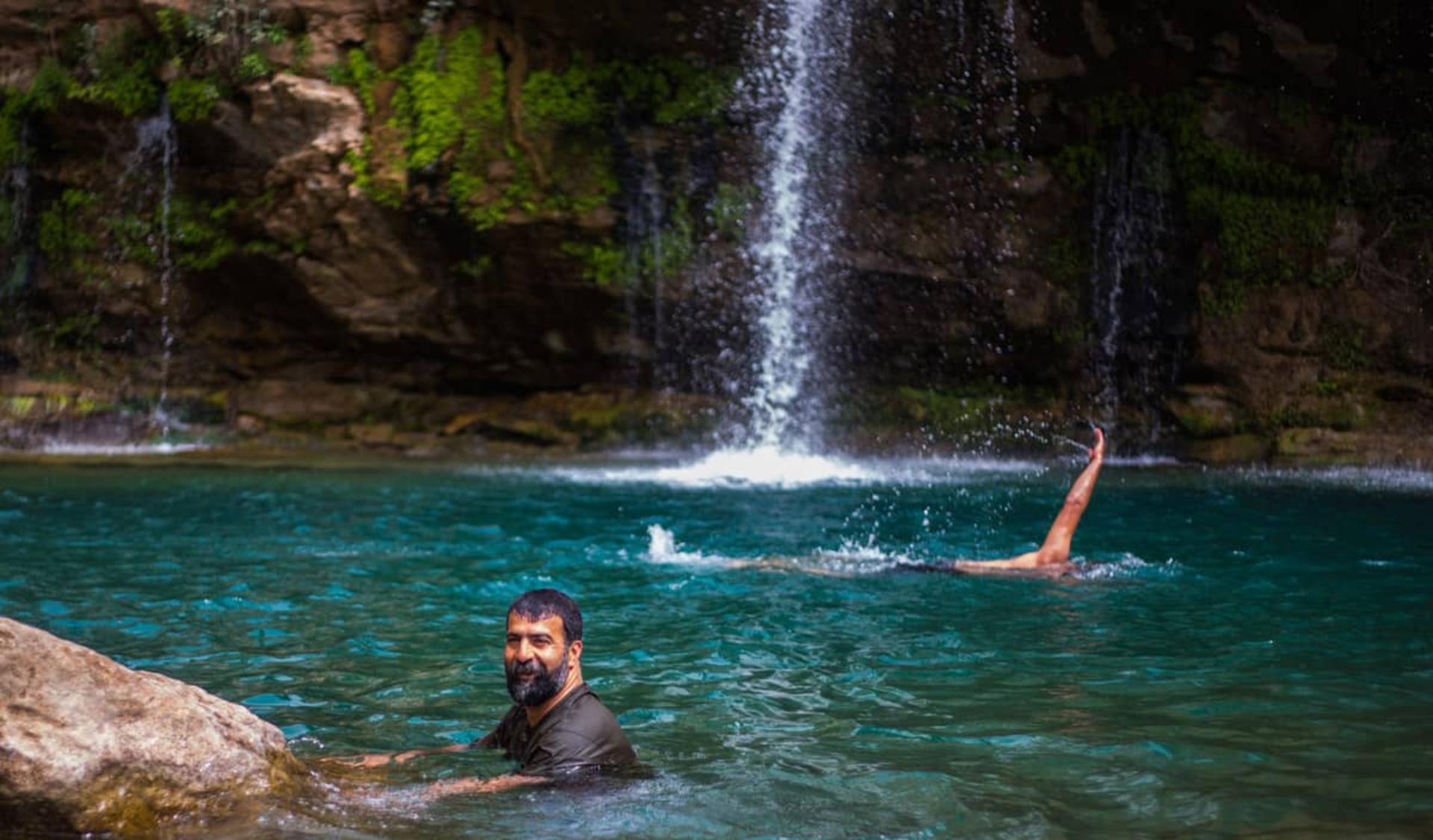 شنا در آبشار شوی