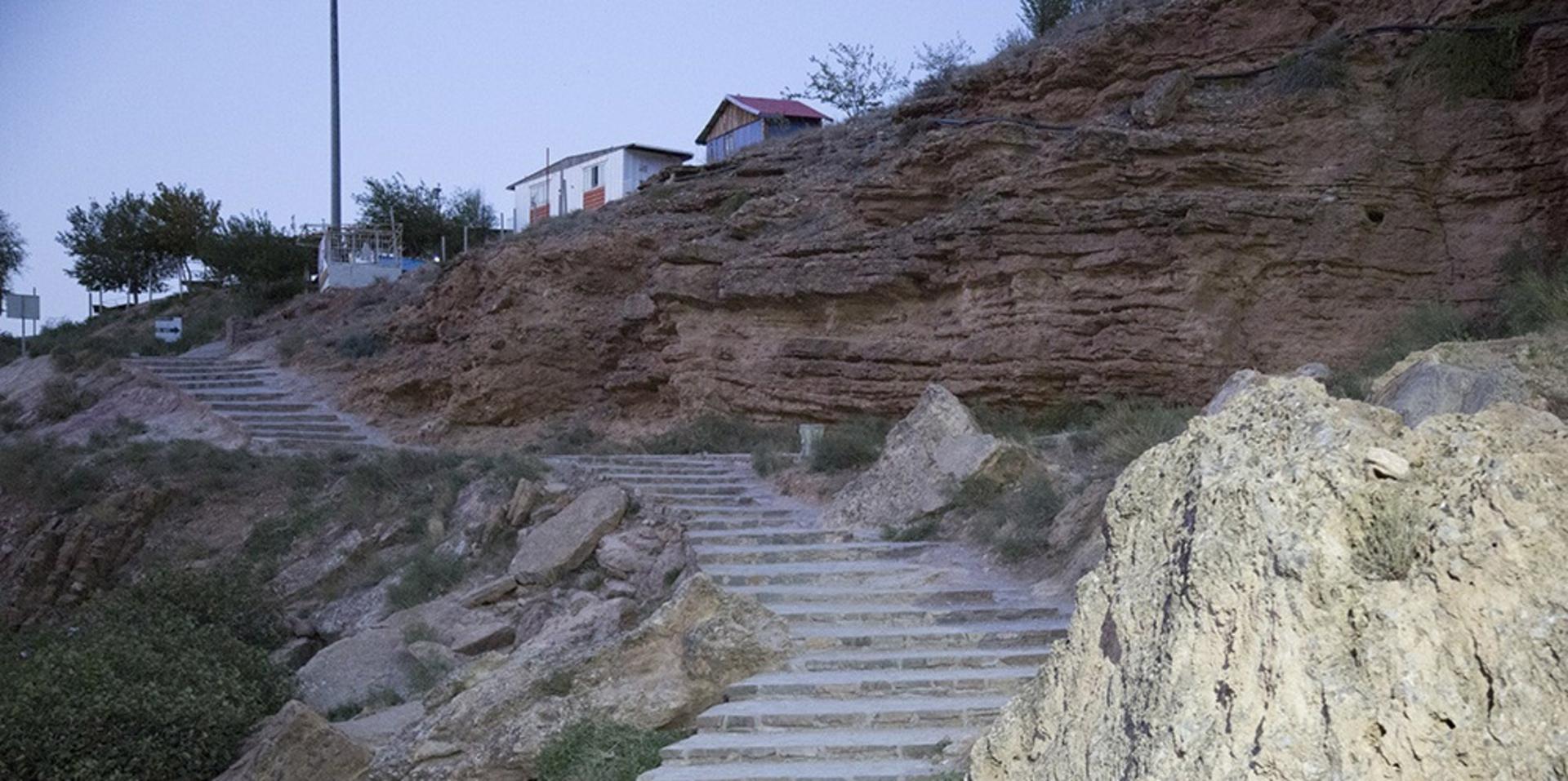مسیر سنگی آبشار آسیاب خرابه