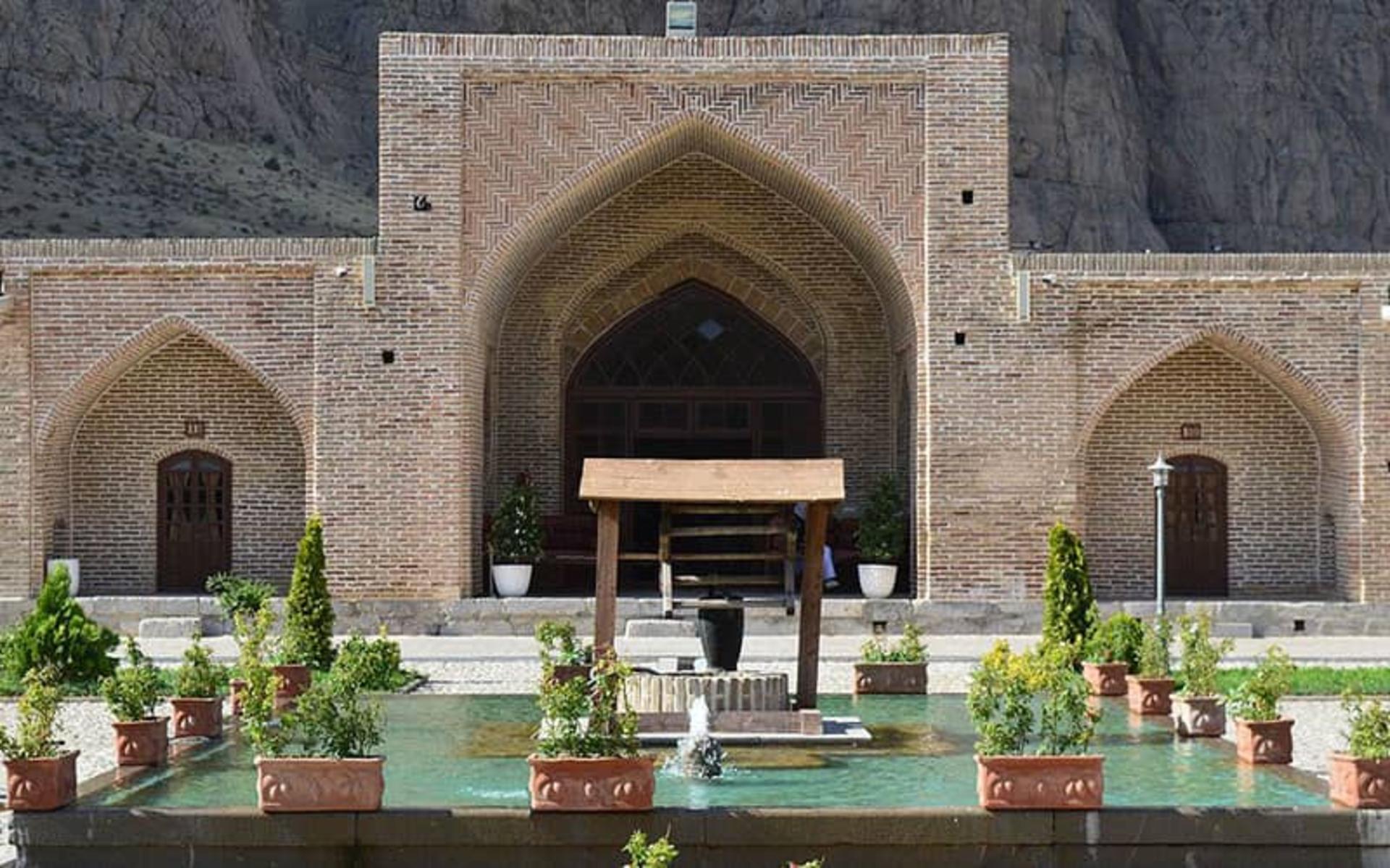 یکی از ایوان های کاروانسرای شاه عباسی بیستون