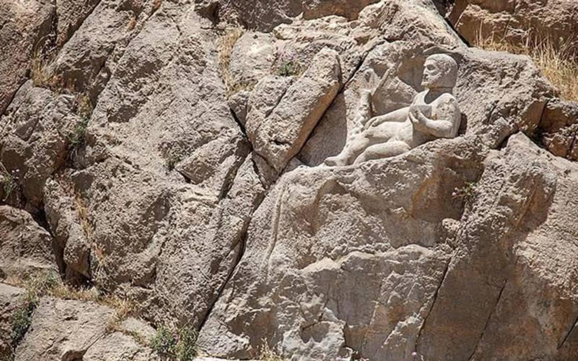 مجسمه هرکول روی کوه بیستون