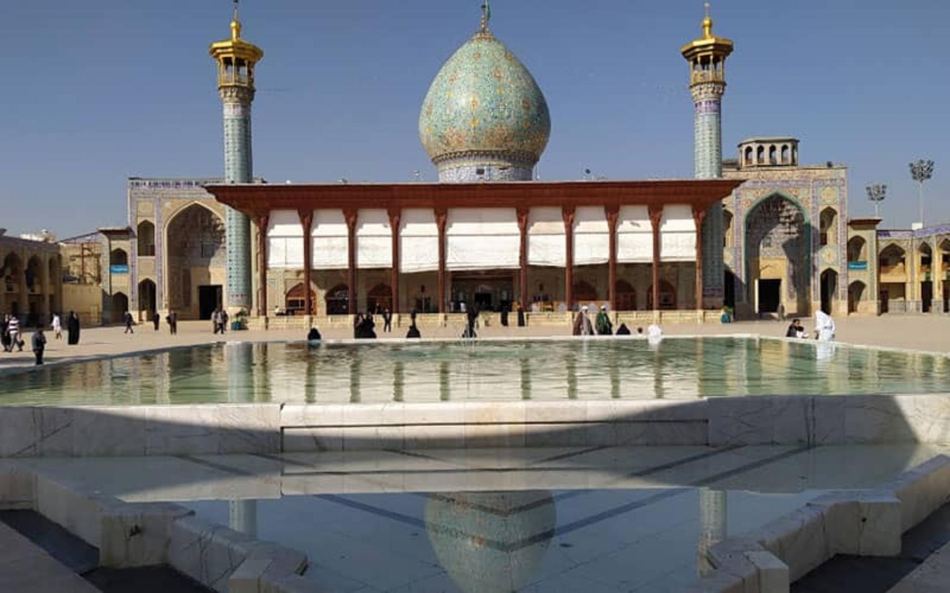 حوض جلوی ایوان حرم