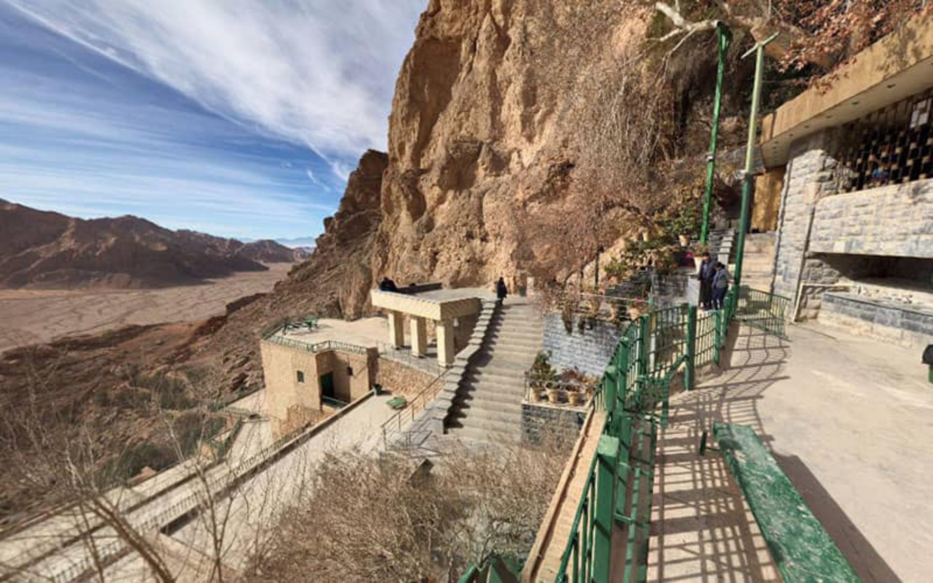 محوطه بیرونی زیارتگاه چک چک