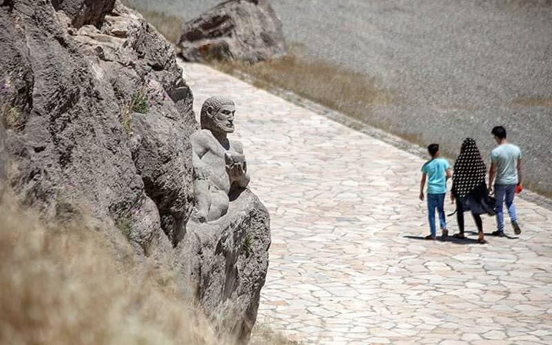 عکس مجسمه هرکول بیستون