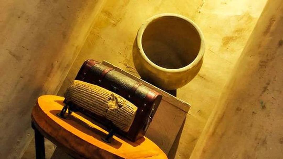 مولاژ منشور کوروش در موزه تاریخ کانون پرورشی