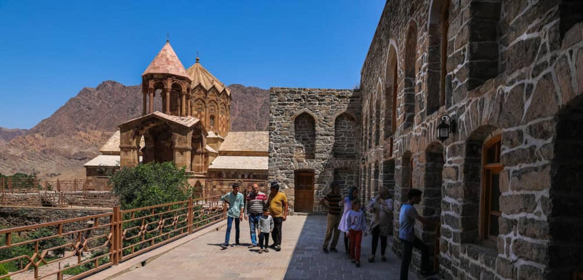 محوطه دیر کلیسای سنت استپانوس