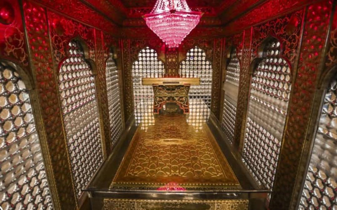رحل و قرآن در حرم شاهچراغ (ع)