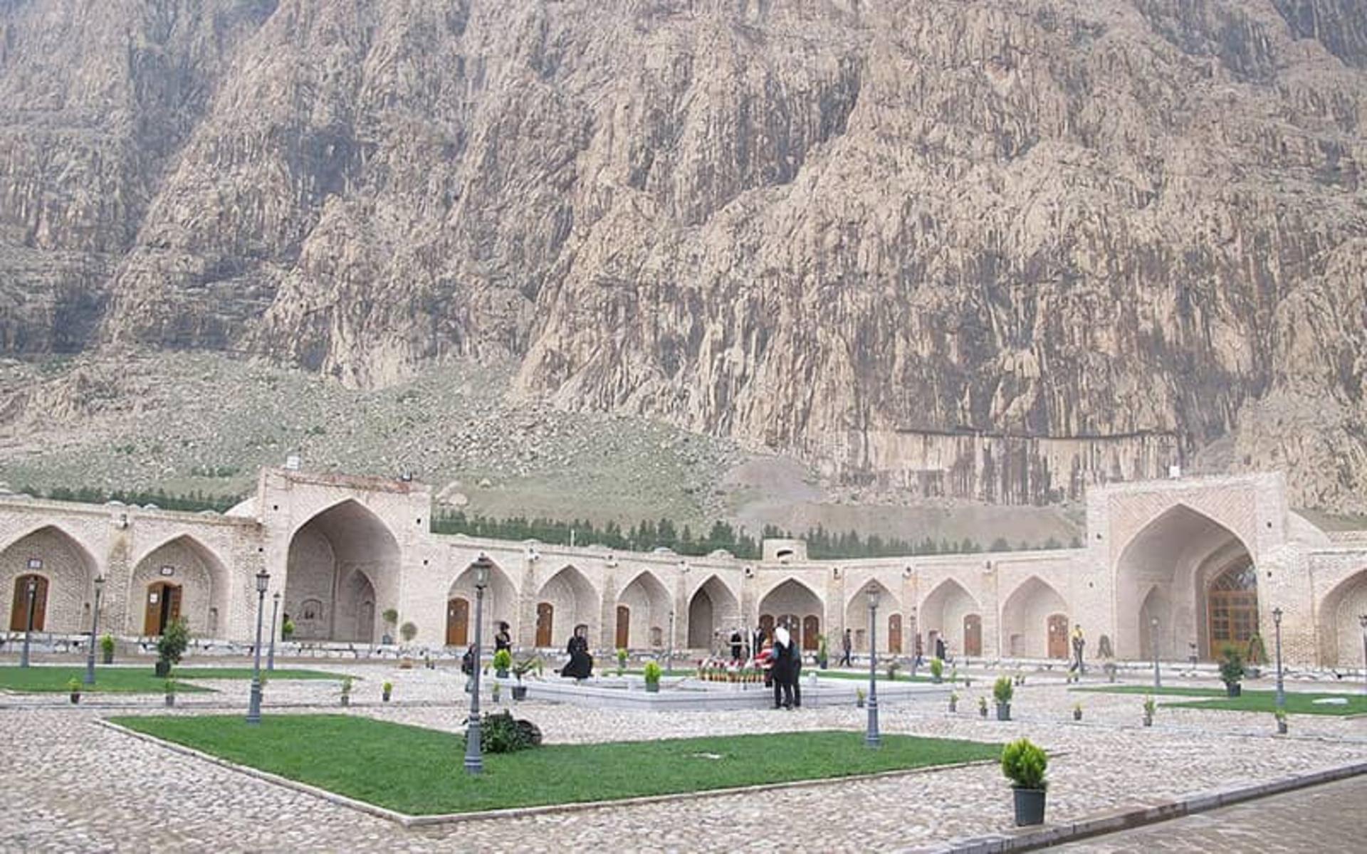 محوطه کاروانسرای شاه عباسی بیستون