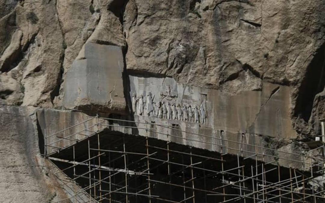 داربست های جلوی کتیبه بیستون برای عملیات مرمت