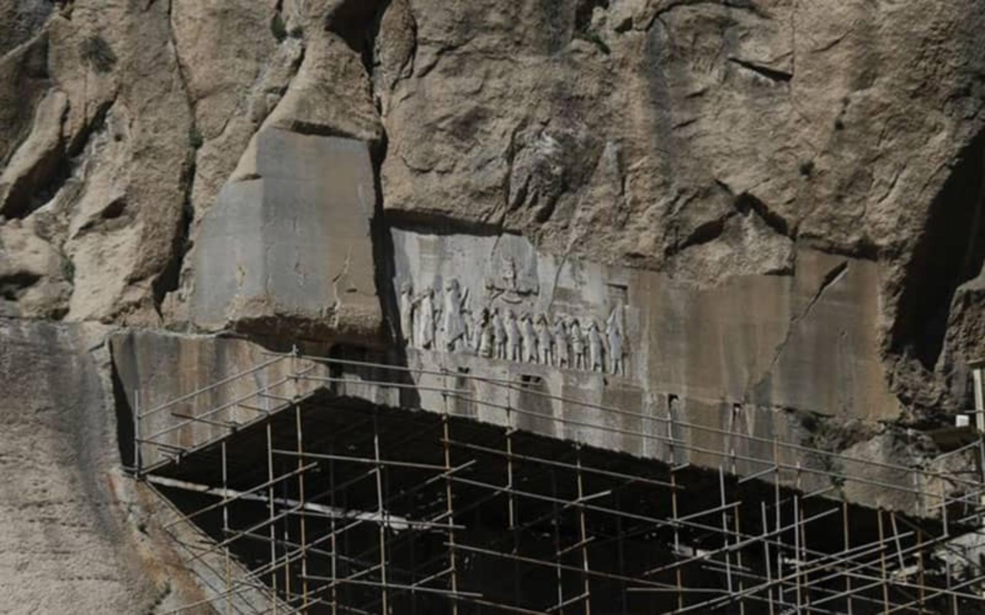 داربست های جلوی کتیبه بیستون برای عملیات مرمت