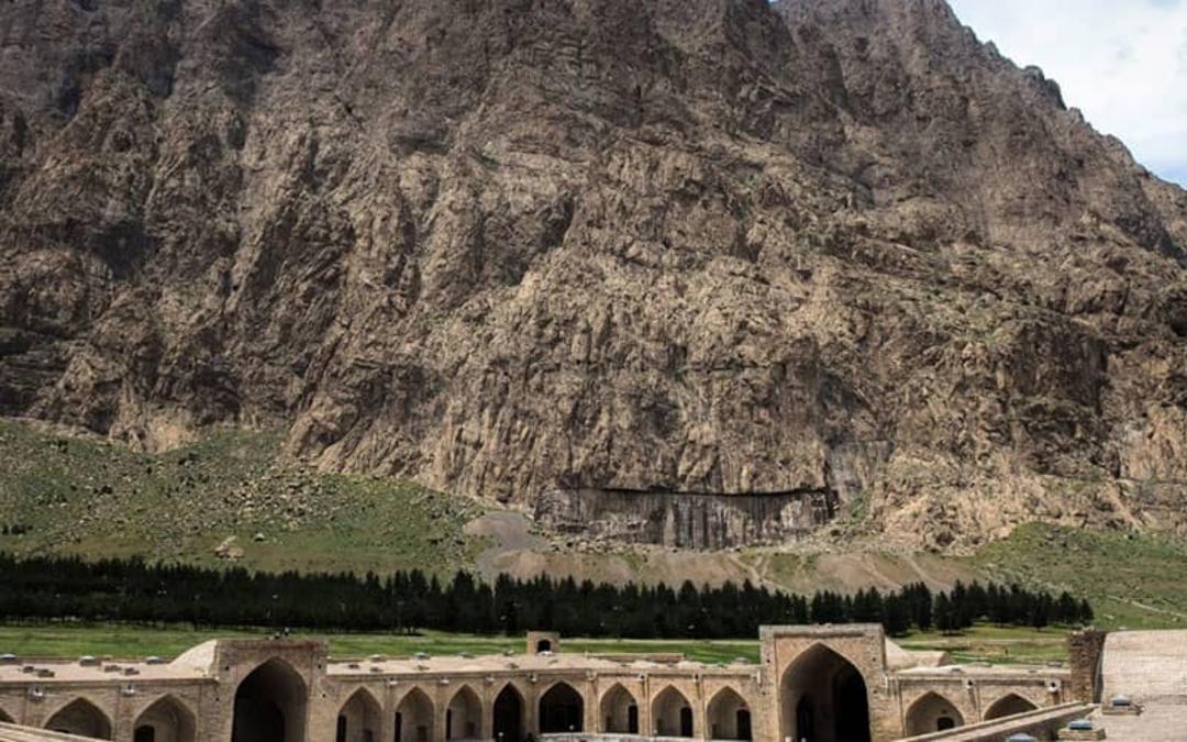 کاروانسرای شاه عباسی در مقابل کوه بیستون