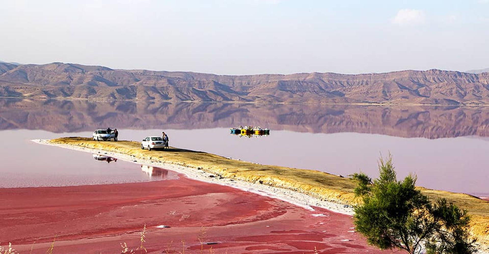 حضور گردشگران در دریاچه مهارلو