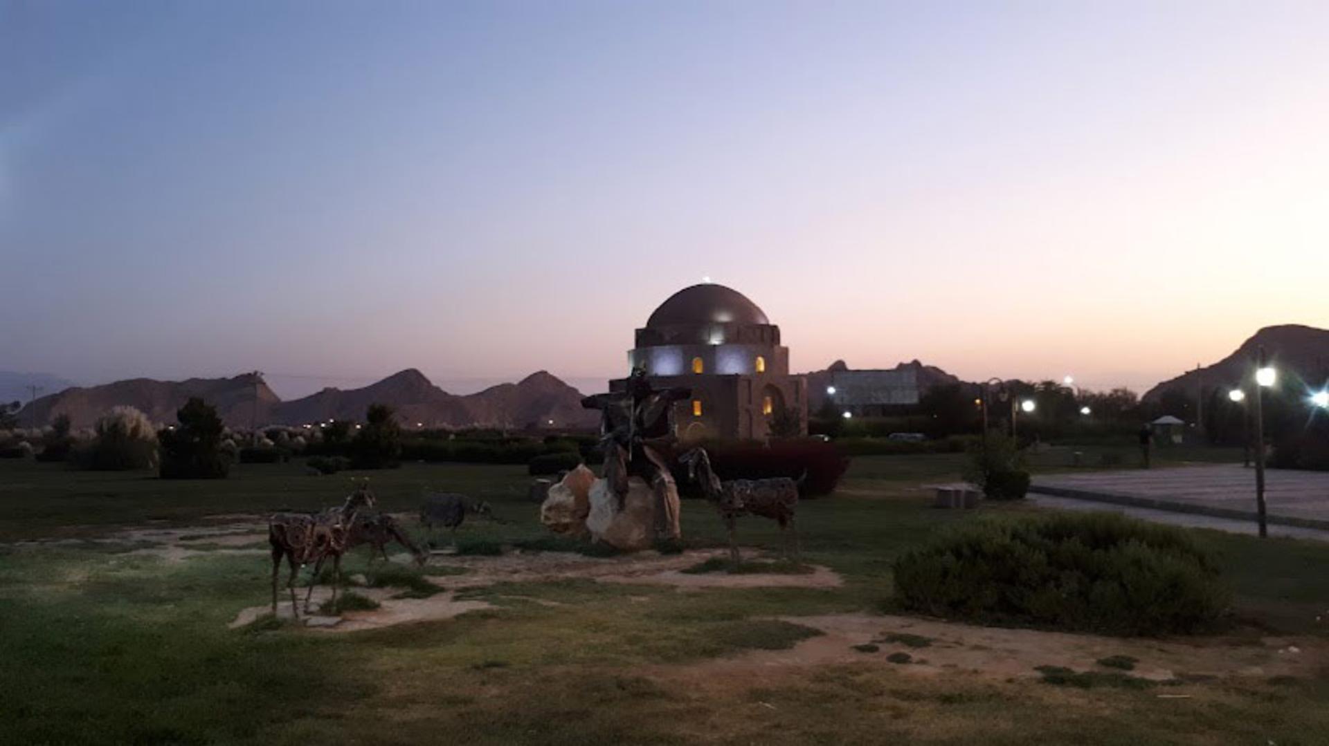 چشم‌انداز گنبد جبلیه کرمان در شب