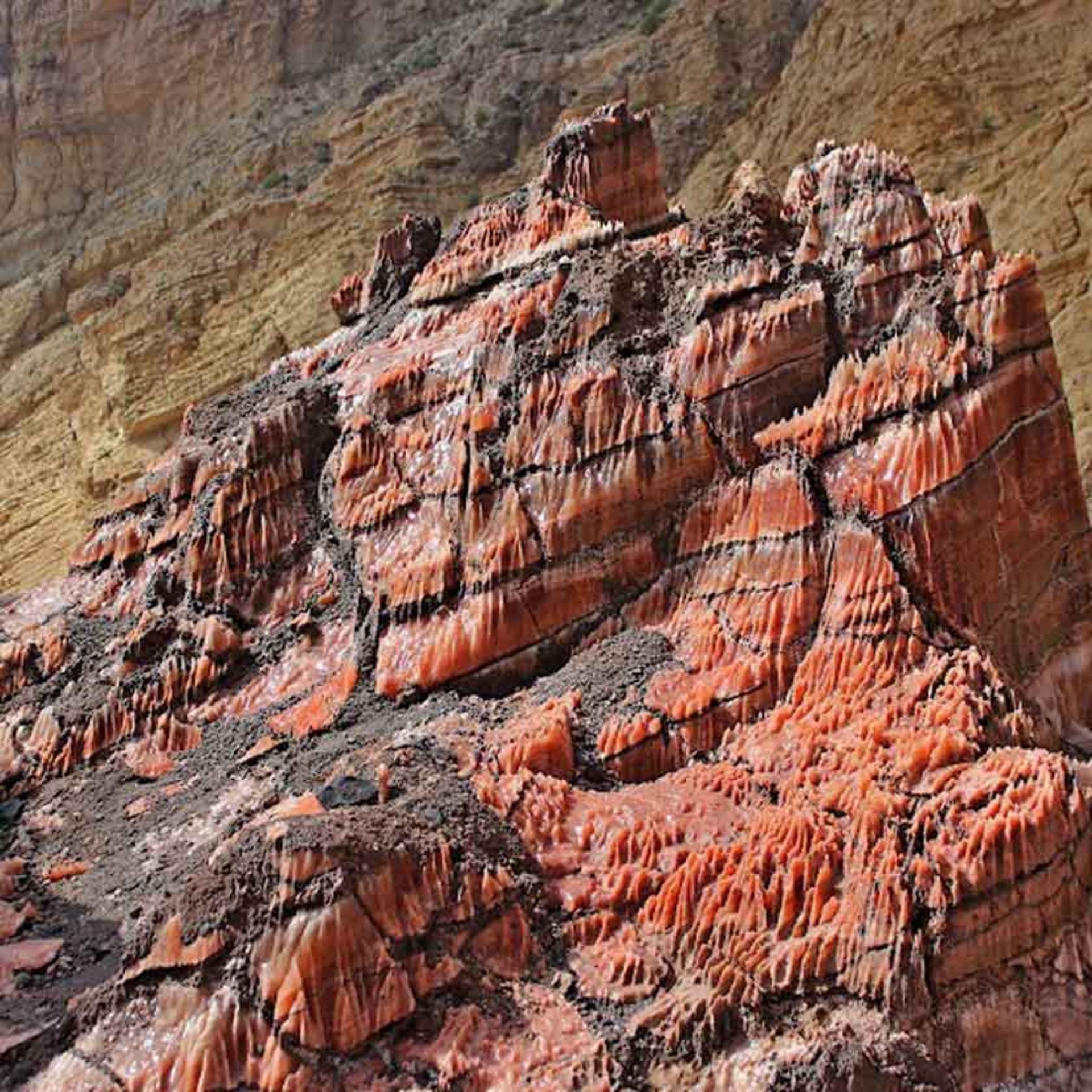 صخره‌های نمکی و رنگی در گنبد نمکی جاشک