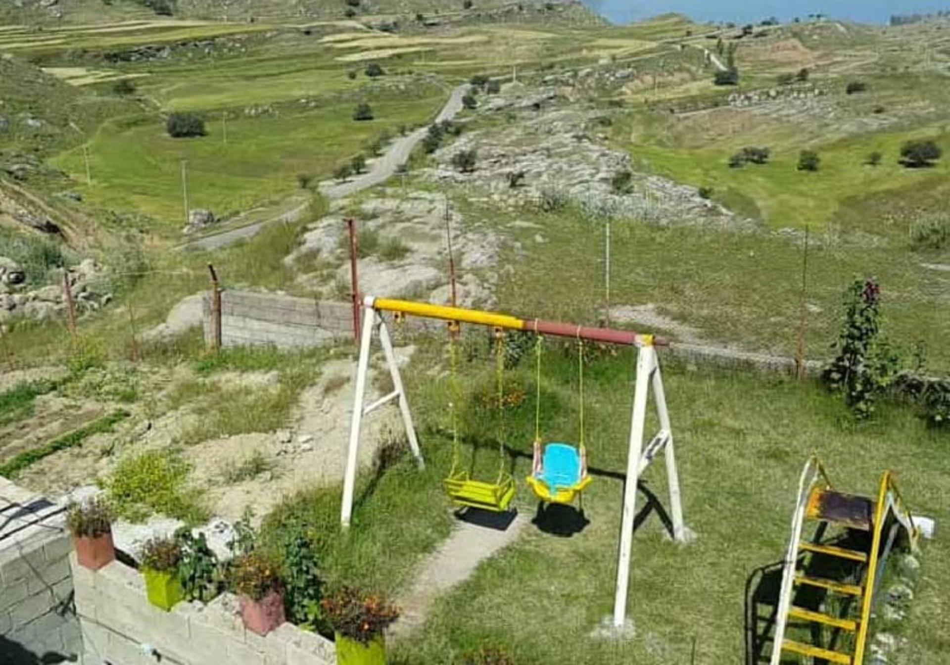 محوطه سرسبز اقامتگاه گردشگری مهر