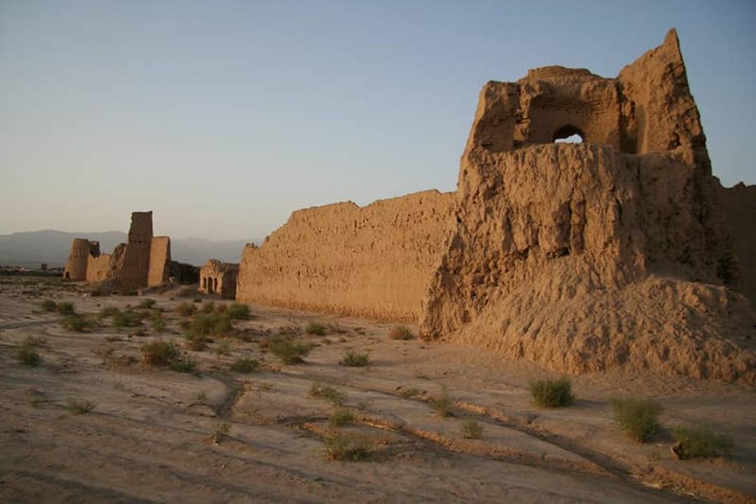 بقایای بناهای خشت و گلی تپه حصار